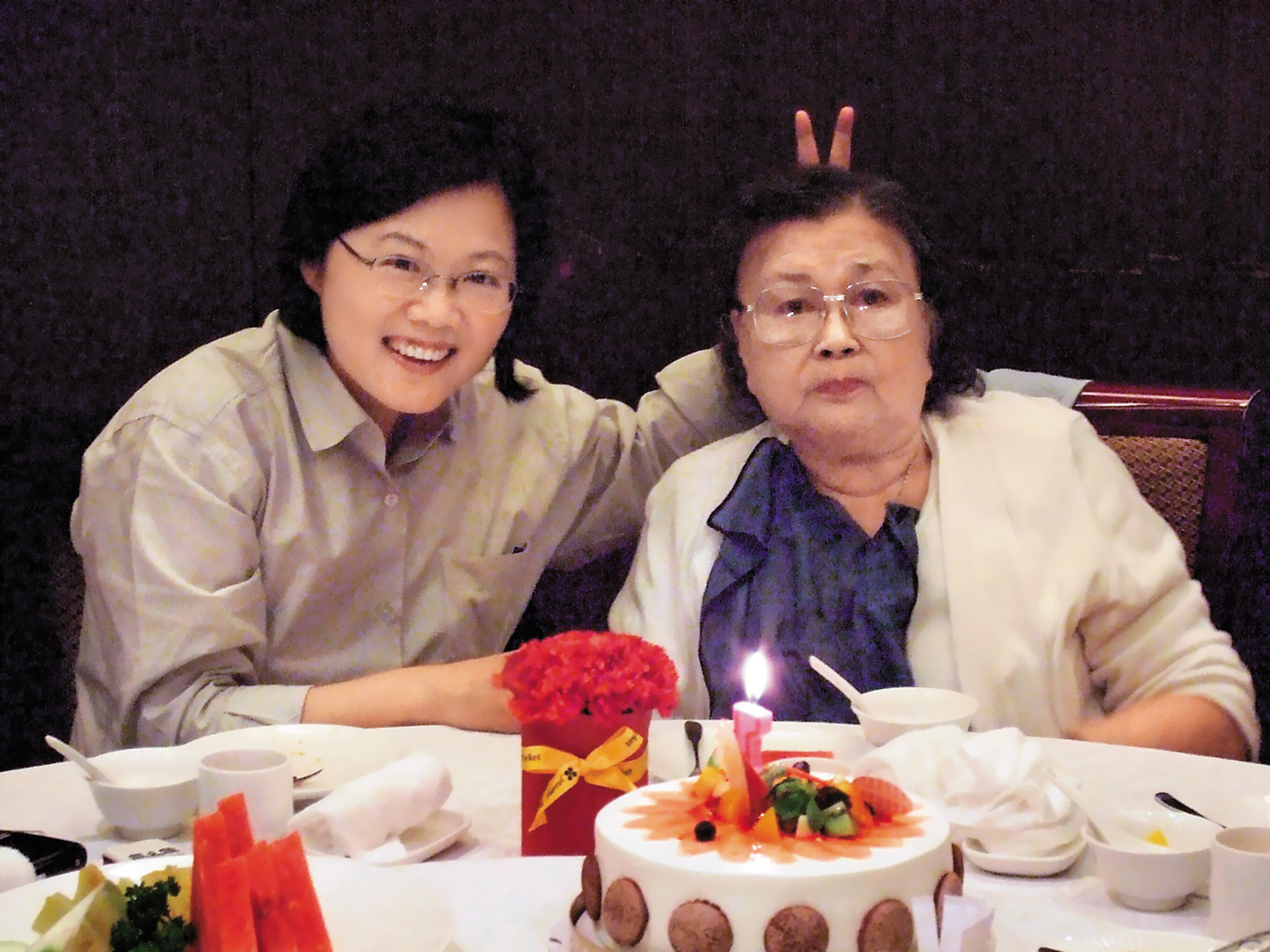 總統母親蔡張金鳳女士（右）3月初辭世，蔡總統（左）專訪談到媽媽的拿手好菜，還是念念不忘。（總統府提供）