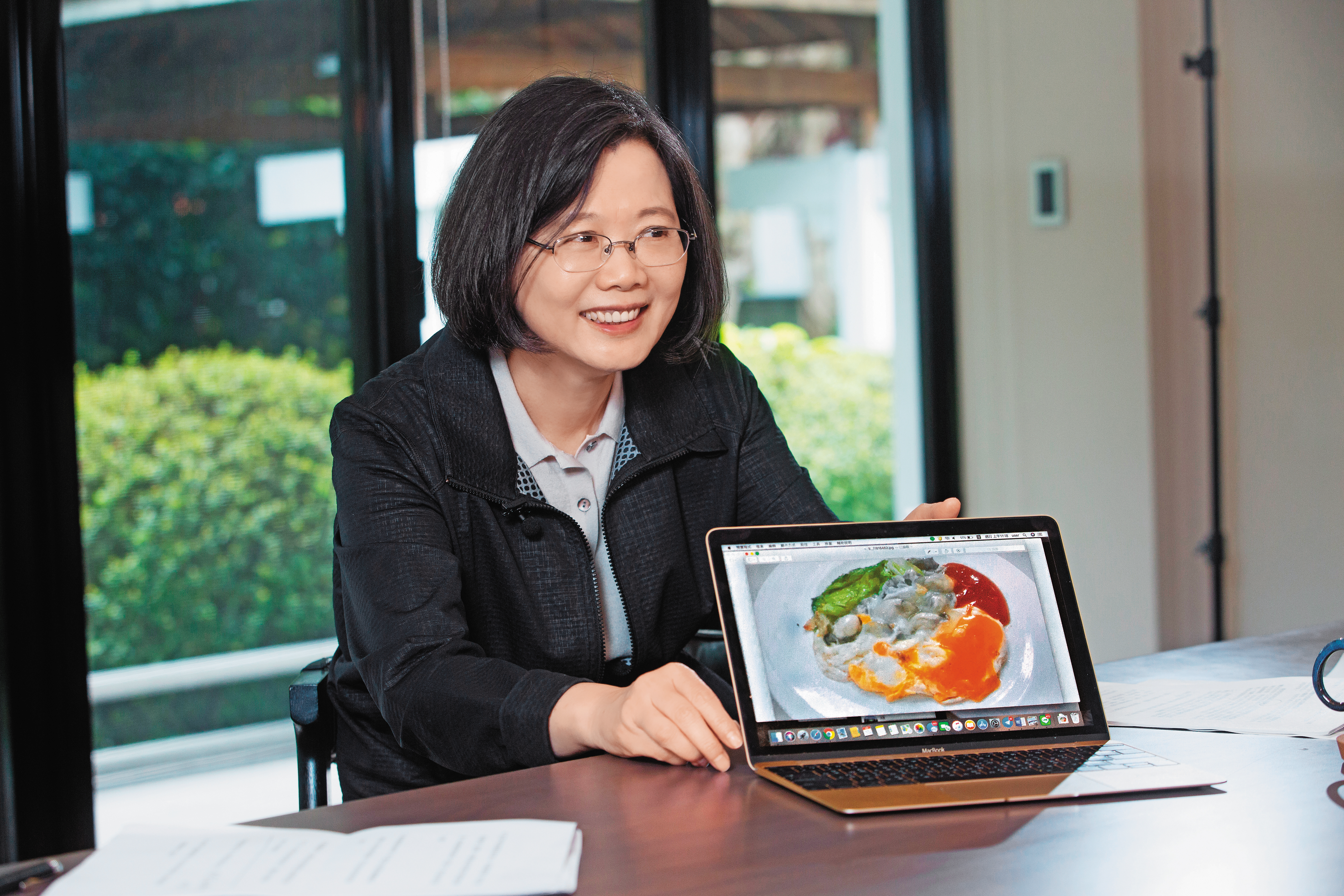 為了接受本刊專訪，蔡總統特別在前一天親自下廚做了一道西式蚵仔煎，並請人用專業的相機拍下來，透過本刊展示給讀者。