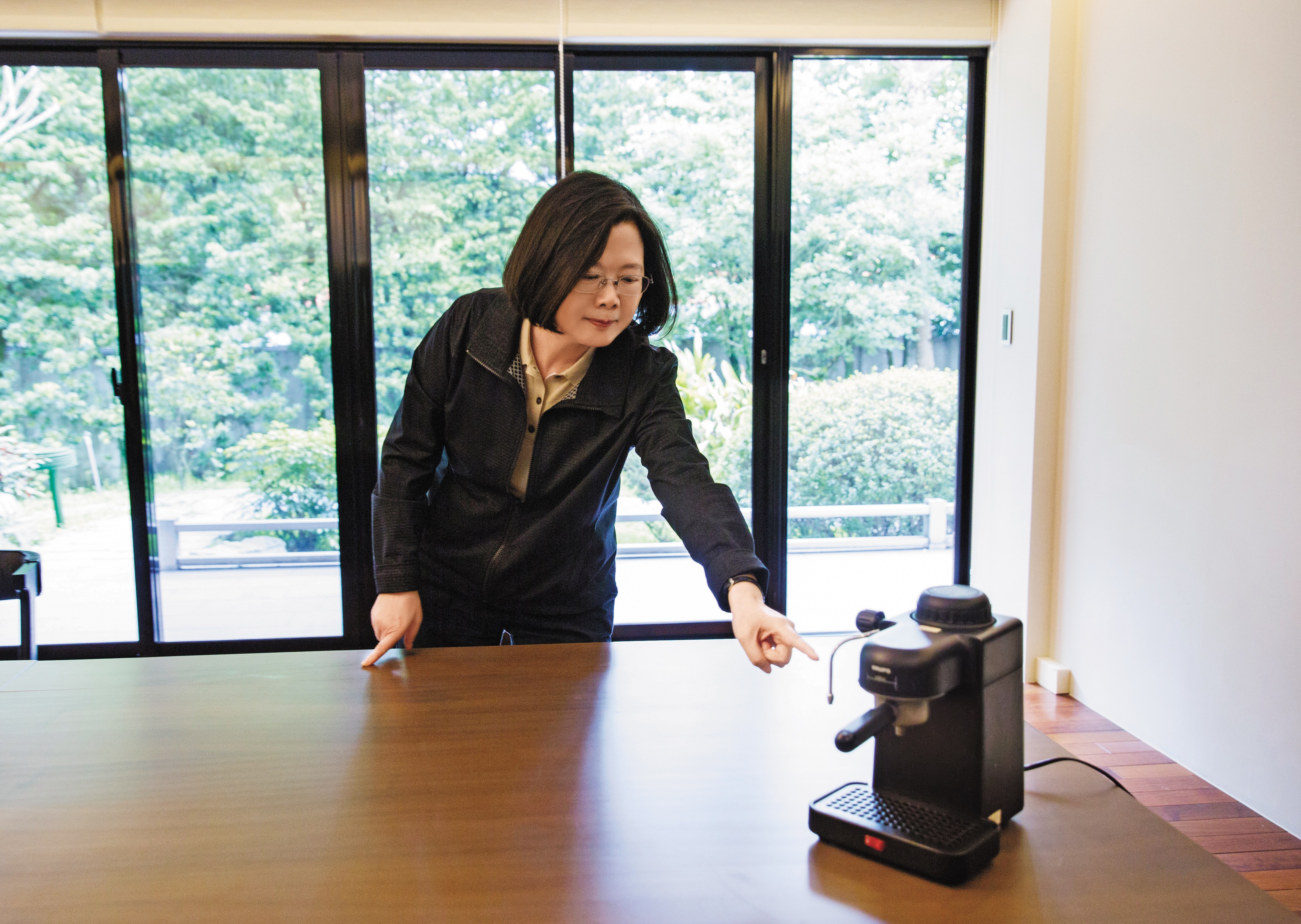 蔡總統習慣6多點就早起，用圖中這台義式咖啡機邊煮咖啡，邊看國際新聞，她自曝1天通常喝2杯咖啡。