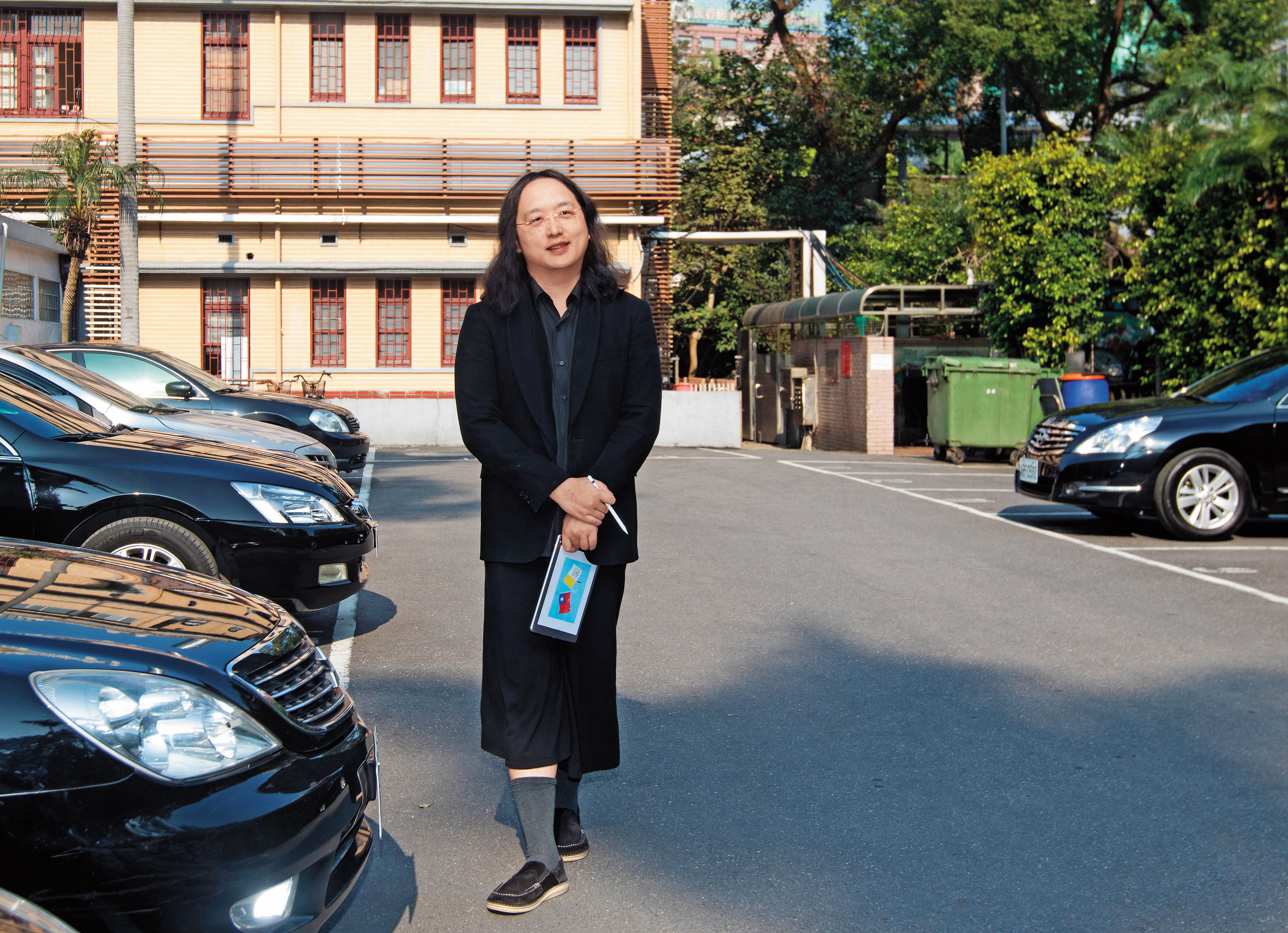 在專訪中，總統蔡英文特別點名政務委員唐鳳，說自己聽過她的簡報後，所有內容都記住了，直稱她是溝通典範。