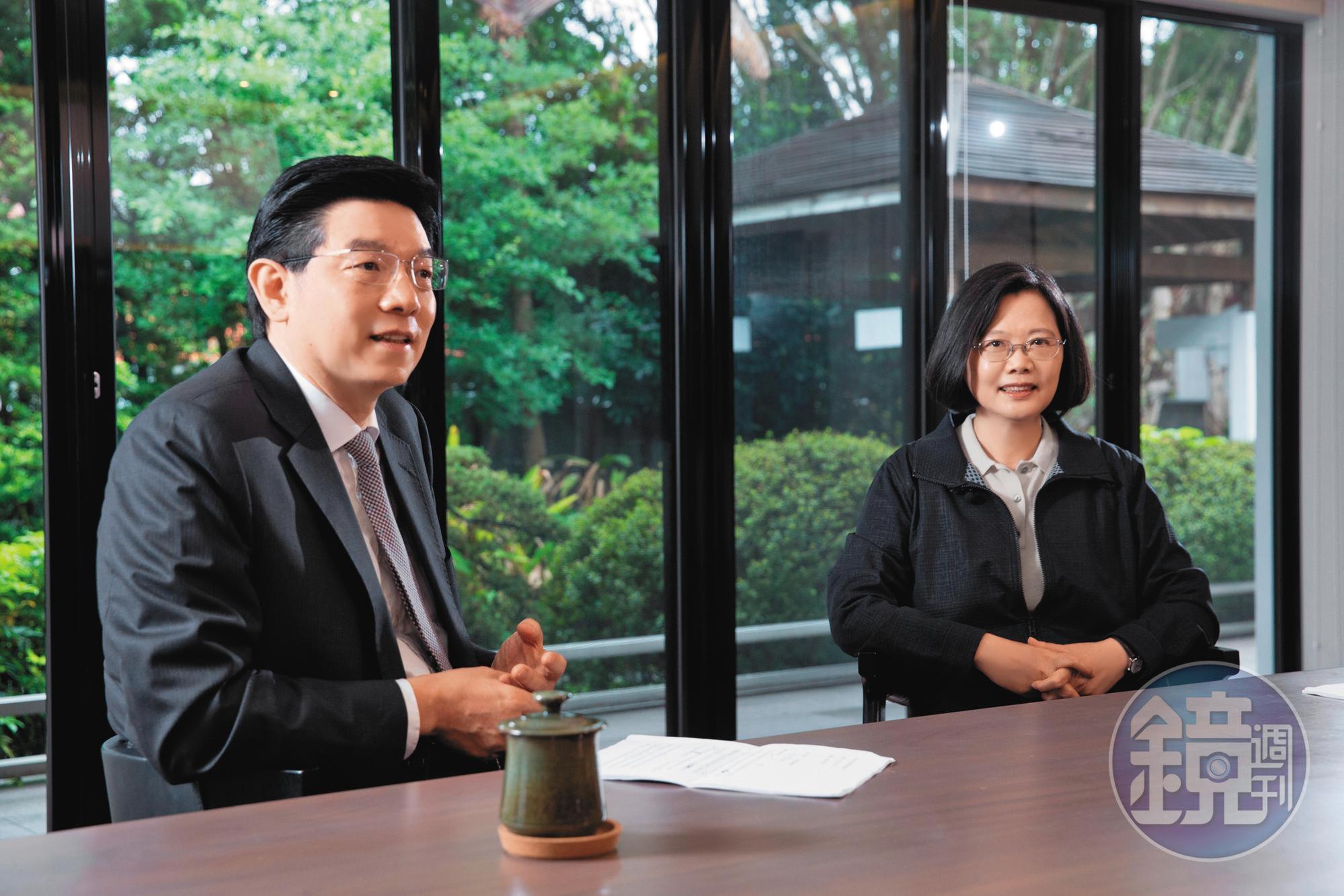 就任2週年前夕,蔡總統(右)在永和寓所接受本刊專訪,暢談施政成果及展望未來。