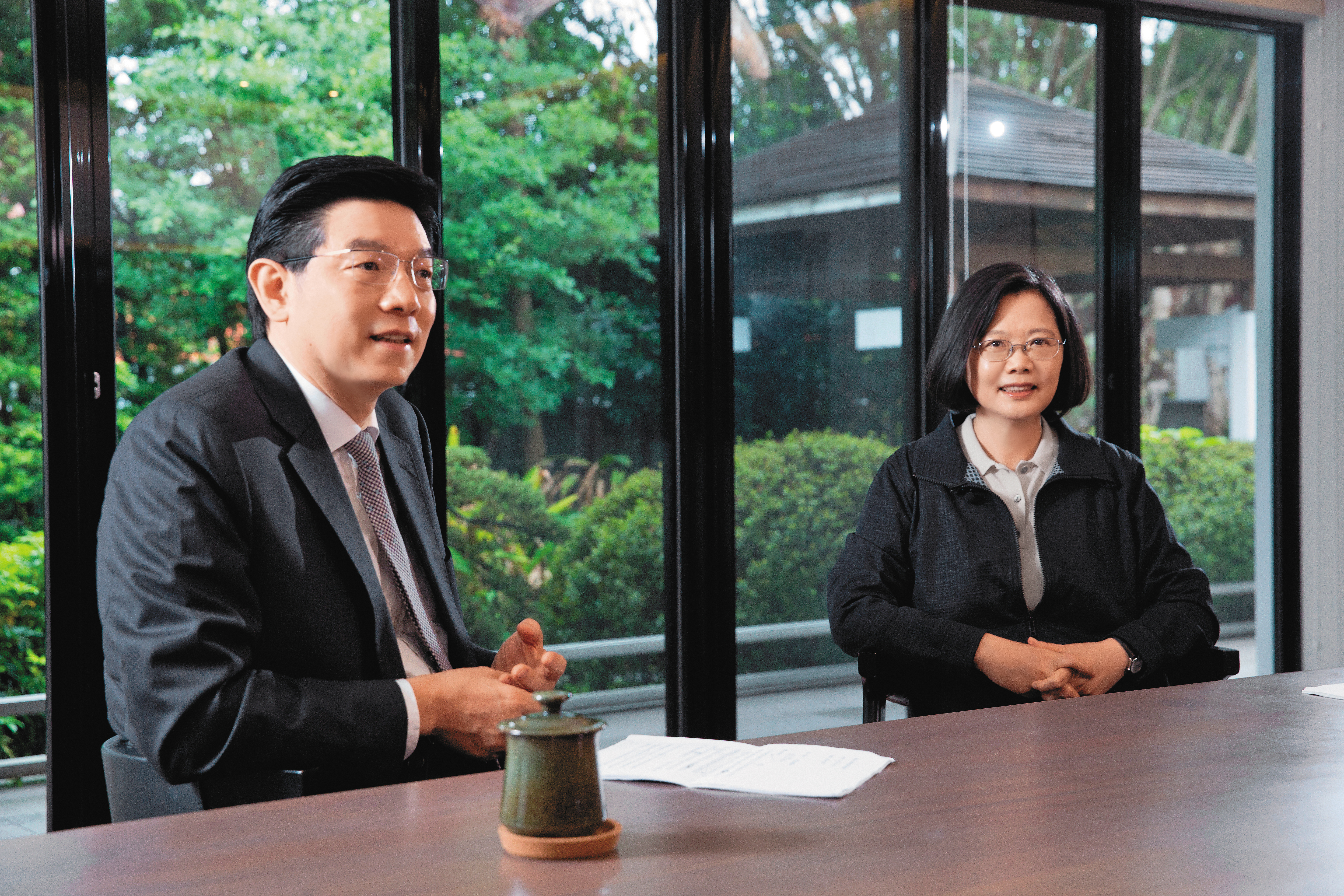 就任2週年前夕，蔡總統（右）在永和寓所接受本刊專訪，暢談施政成果及展望未來。