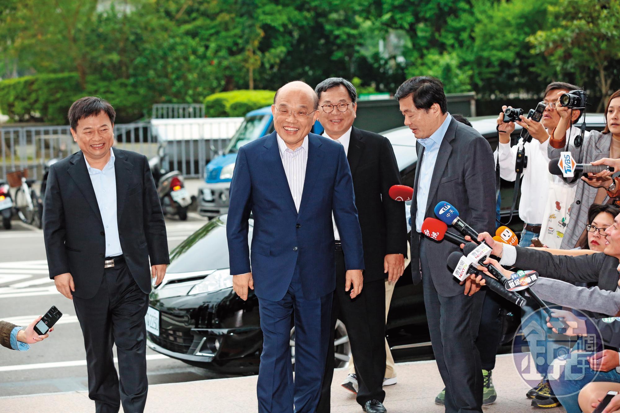 選擇徵召前行政院長蘇貞昌（左）角逐新北市長，總統蔡英文表示，新北市有4百萬人口，過去代表民進黨都是有分量的候選人，這次就勞煩蘇貞昌領軍。
