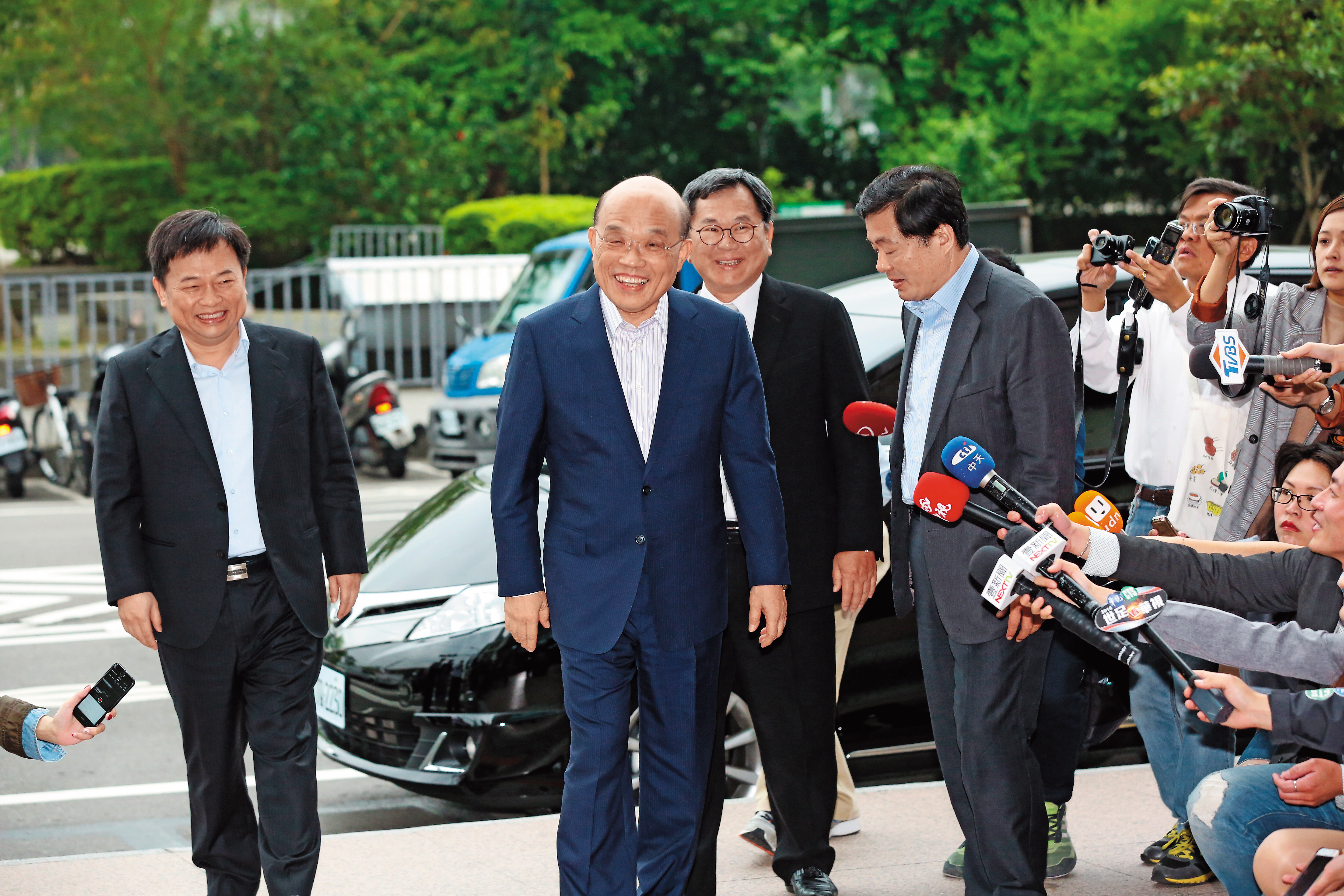 選擇徵召前行政院長蘇貞昌（左）角逐新北市長，總統蔡英文表示，新北市有4百萬人口，過去代表民進黨都是有分量的候選人，這次就勞煩蘇貞昌領軍。