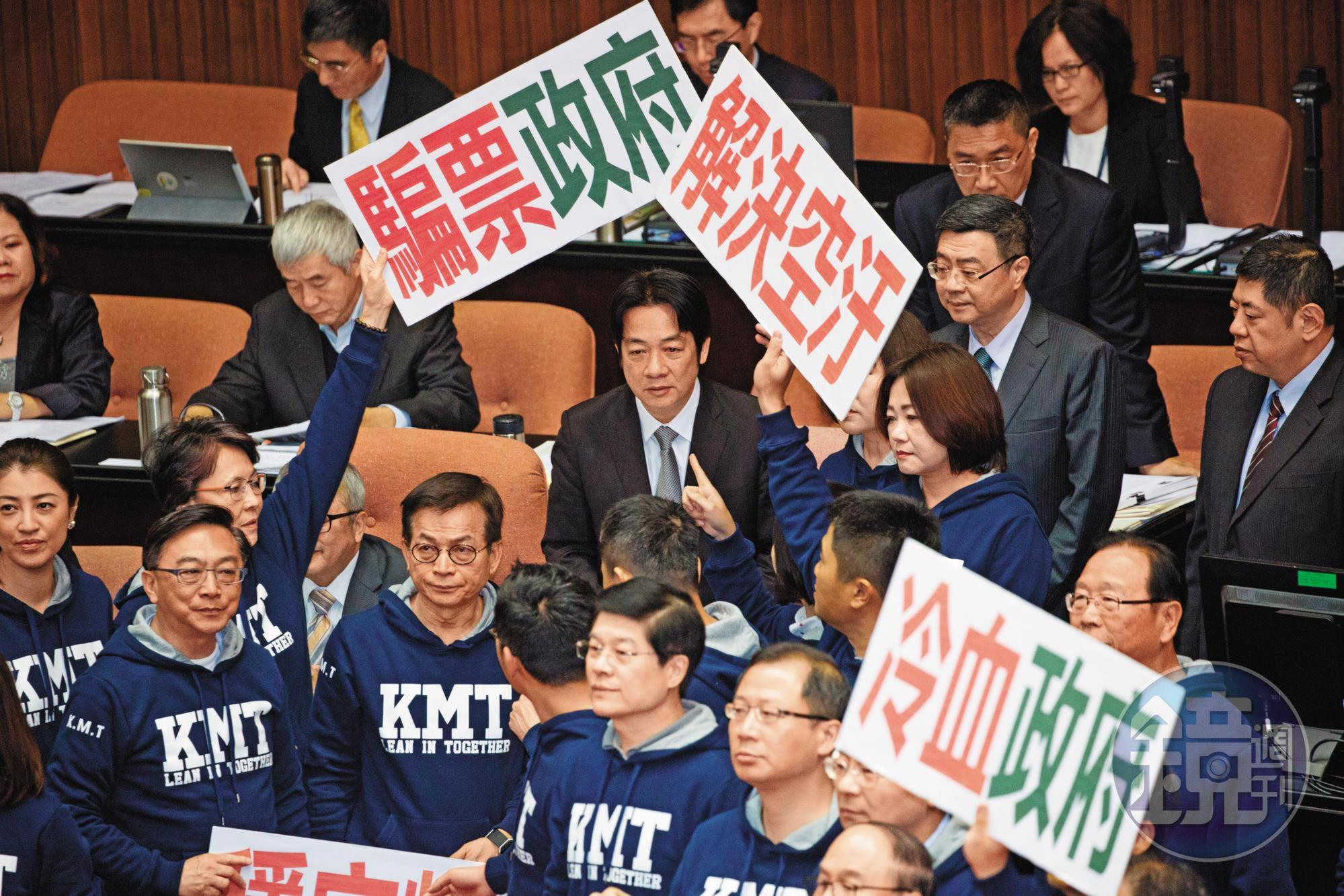 總統蔡英文在專訪中談到閣揆，她強調賴清德接棒後負責把林全規劃的施政藍圖加速執行，圖中是國民黨立委在議場包圍賴清德抗議空汙問題。