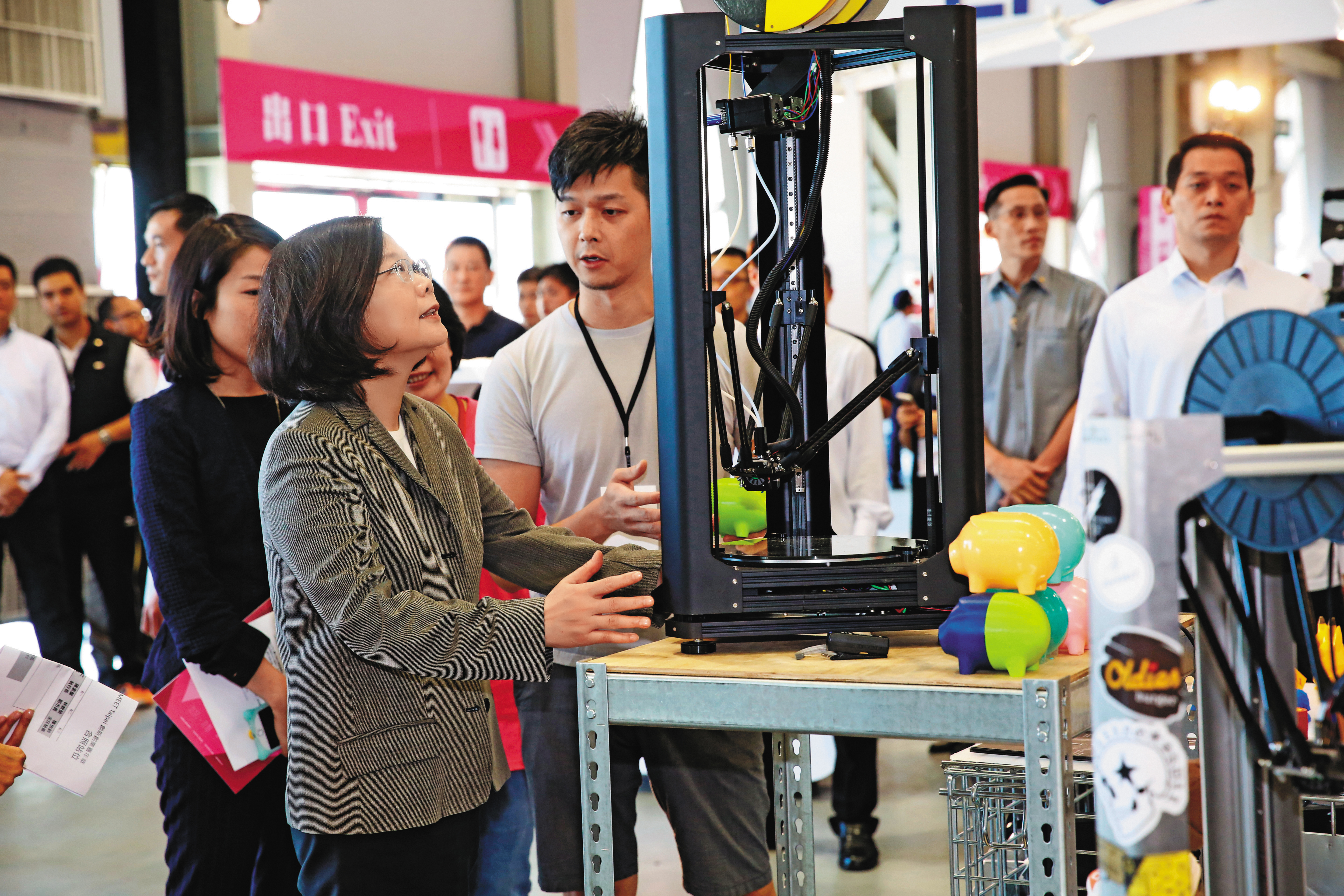 總統蔡英文強調會持續推動5加2的產業轉型計畫，帶來更高品質的就業機會，多管齊下讓年輕人脫離低薪困境。（總統府提供）