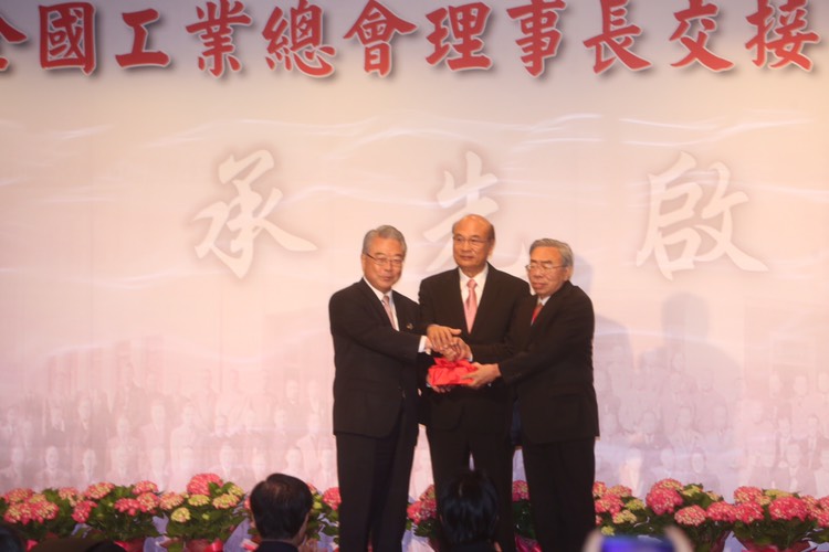 許勝雄屆滿卸任，交棒給王文淵。