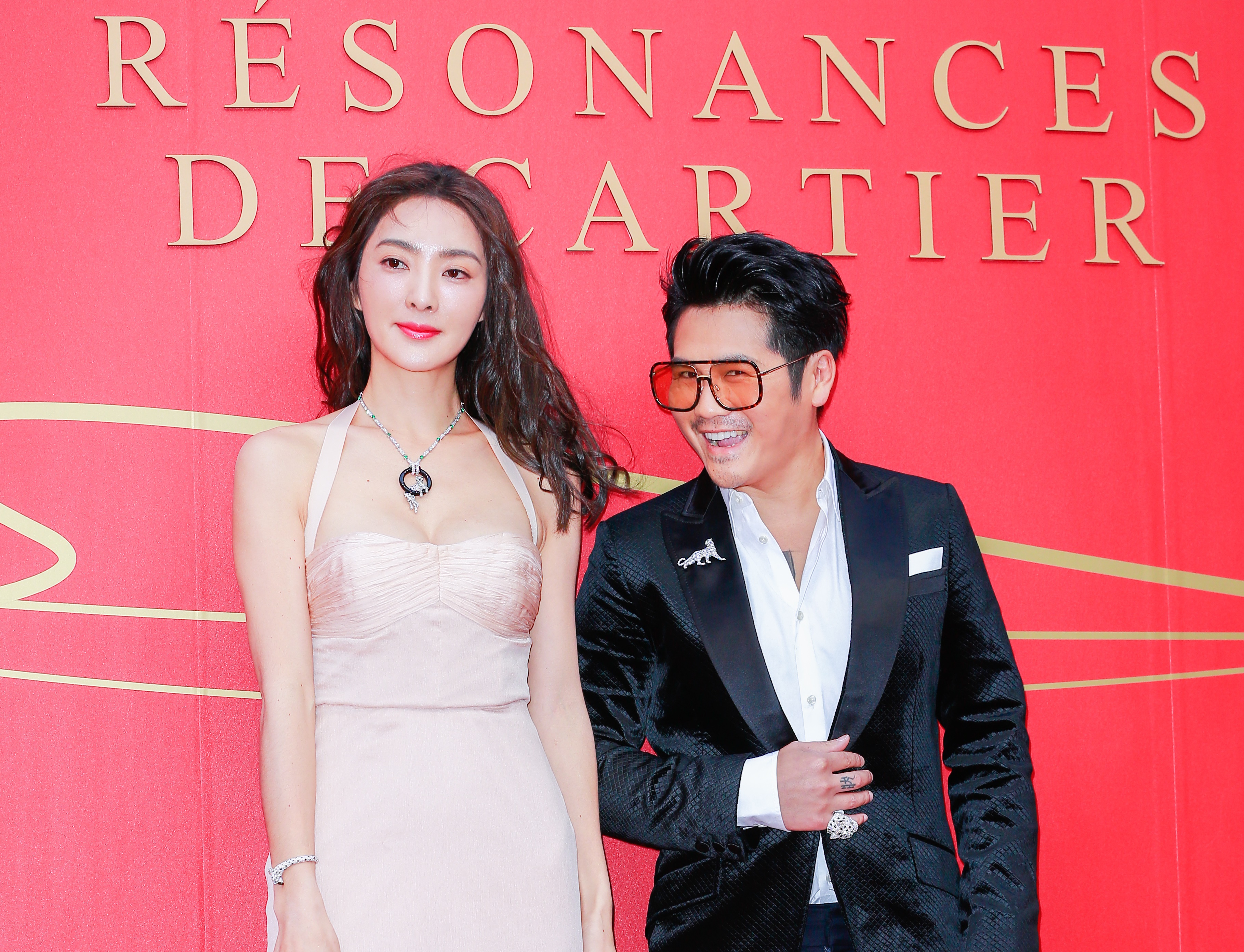 曹格（右）前一晚才到台灣，立刻黏著老婆吳速玲前來晚宴。