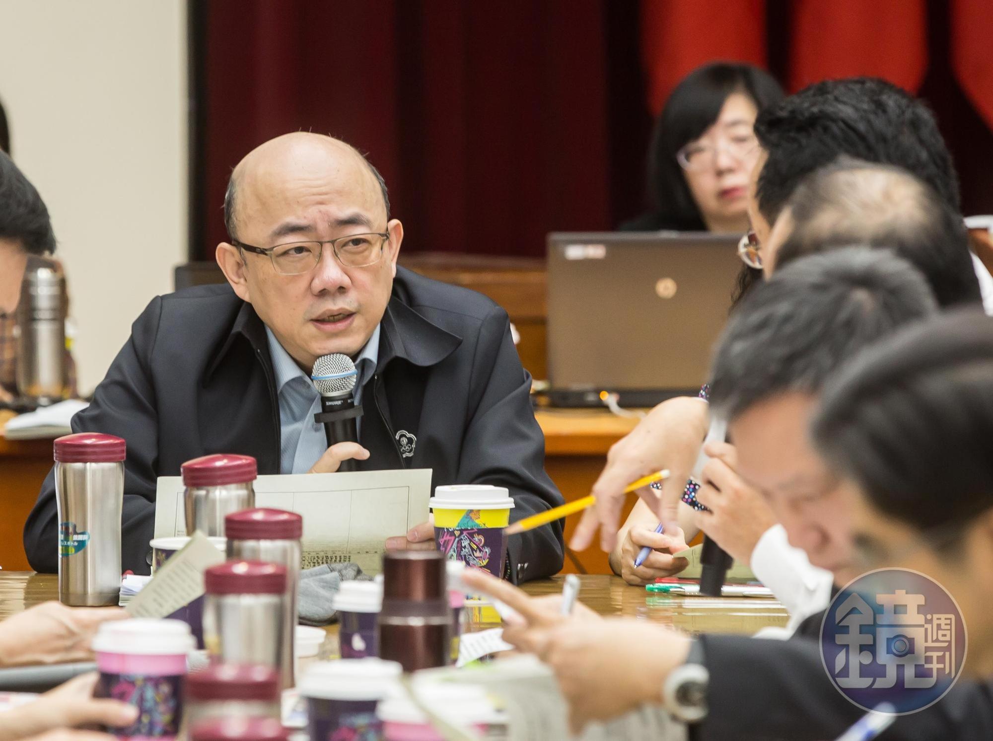 郭正亮晚間第3度向本刊表示,先前說是依法務部官員提出的文件修法錯了,應該是金管會提出。