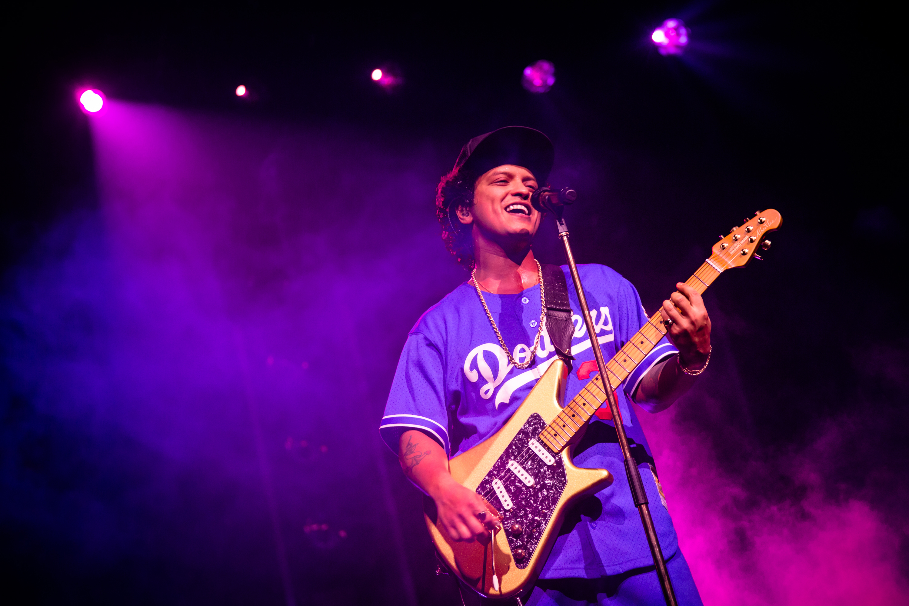 除了唱歌，布魯諾也展現樂器等才華，並驚喜秀出中文。（Live Natiion理想國提供）