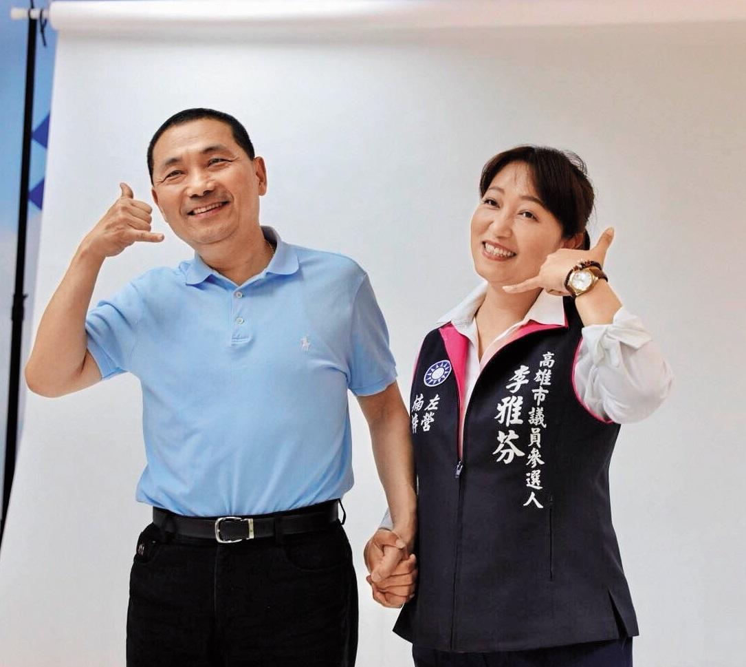 非新北市議員參選人找上侯友宜合拍宣傳照,侯友宜儼然成了最強的母雞,右為高雄市議員擬參選人李雅芬。(翻攝侯友宜臉書)