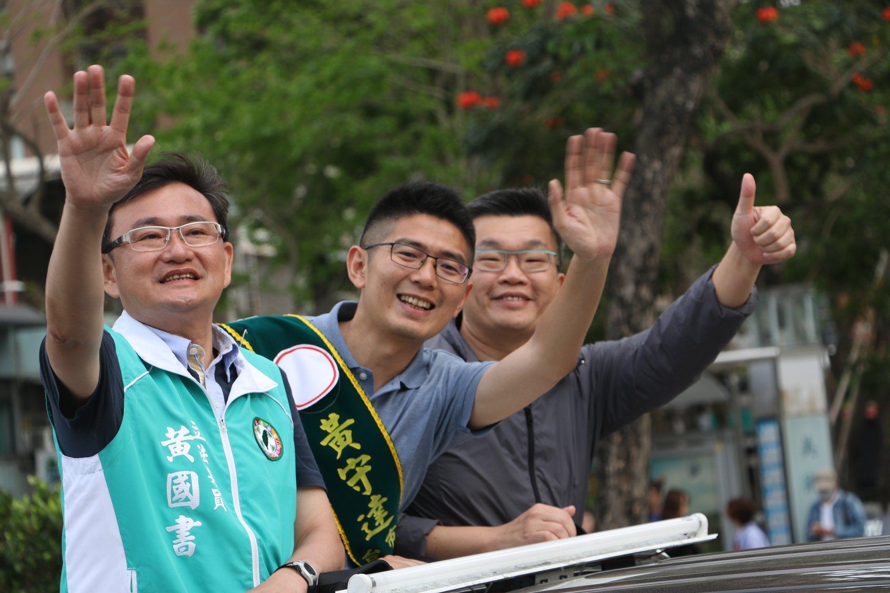 曾擔任民進黨青年部主任的黃守達（中），在台中市議員黨內初選過關。（翻攝黃守達臉書）