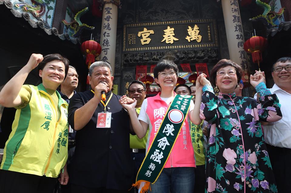 前台中市長張溫鷹（左1）的女兒陳俞融（左3）在民進黨台中市中、西區議員初選中落敗。（翻攝陳俞融臉書）