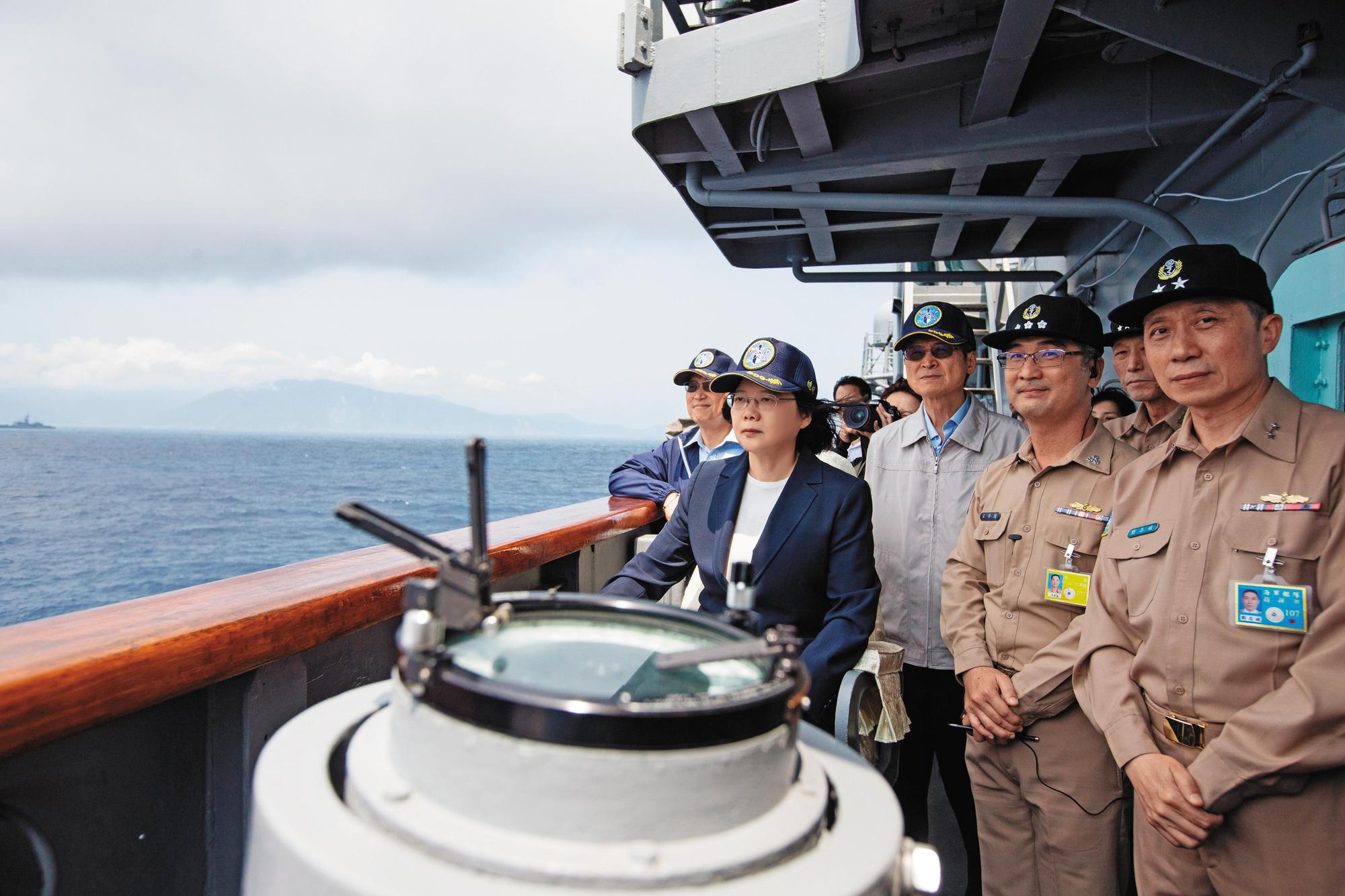 中共頻繁軍演,總統蔡英文日前登艦視導戰備抽測,並闡述我方政策主張。(總統府提供)