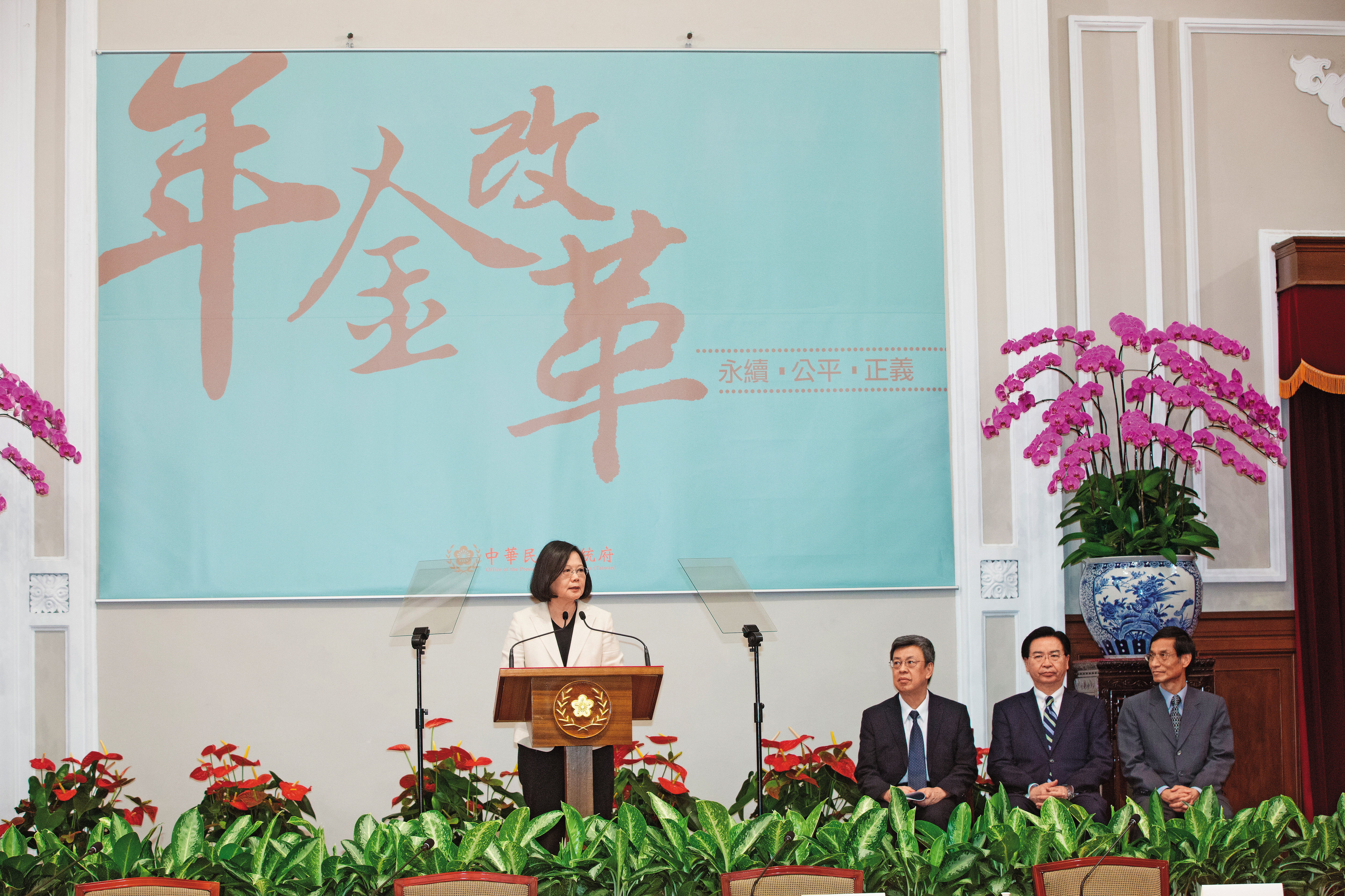 蔡總統認為，年金改革若能在前朝著手進行，整個改革時間拉長，陳抗衝突也不會如此激烈。