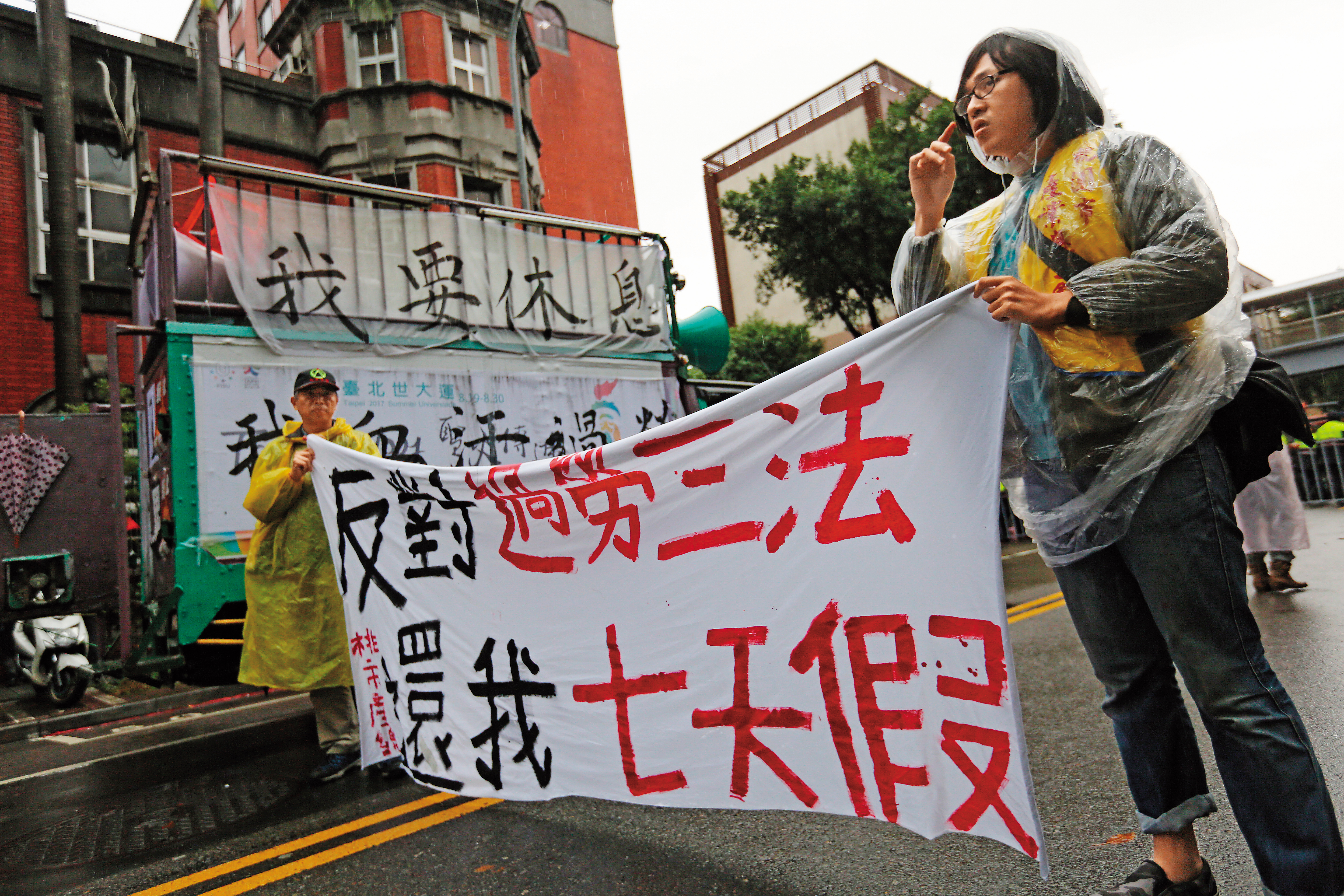 紛擾多時的七休一，變成社會遵守原則，只有少數例外，蔡總統認為是勞工權益的一大進步。
