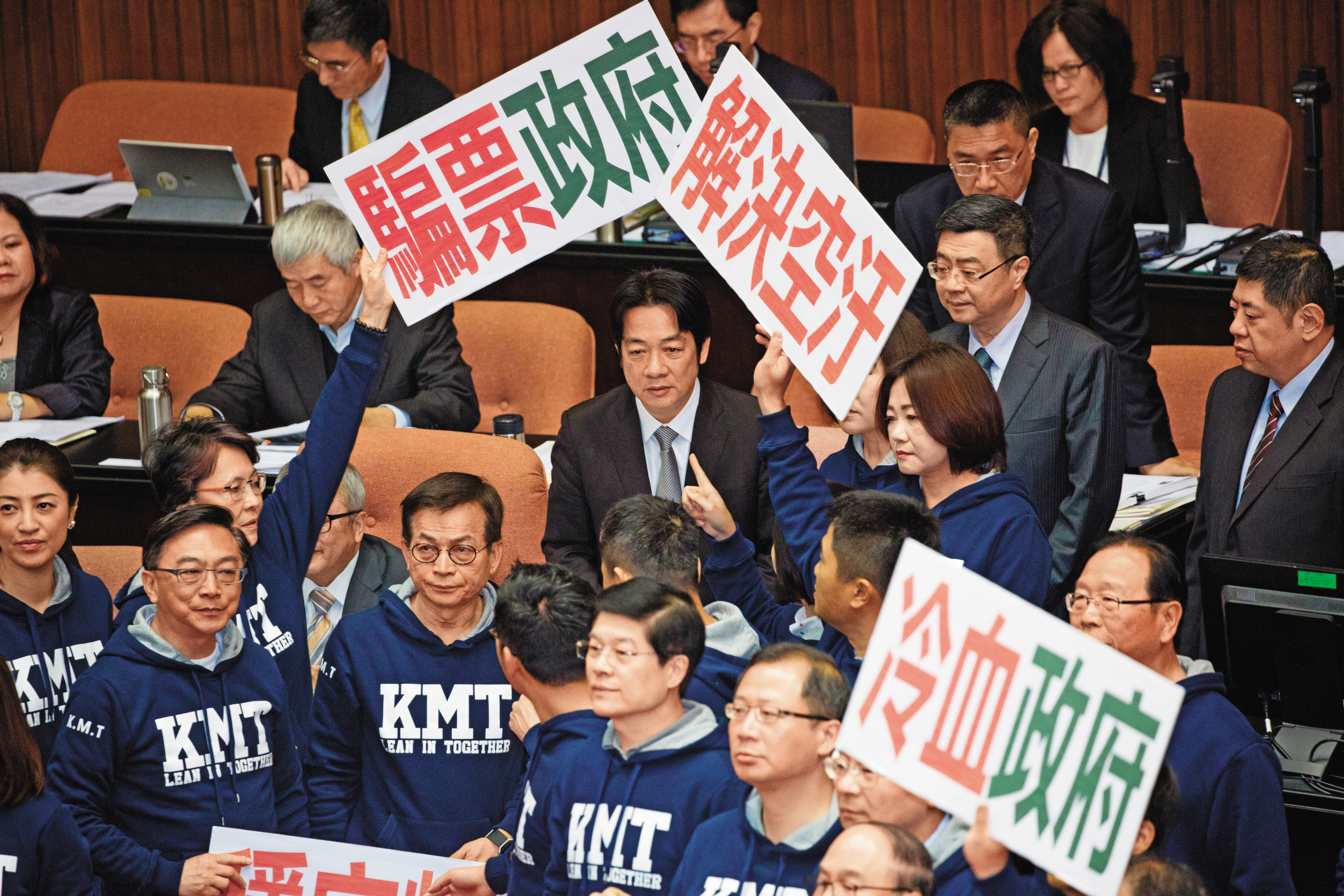總統蔡英文在專訪中談到閣揆，她強調賴清德接棒後負責把林全規劃的施政藍圖加速執行，圖中是國民黨立委在議場包圍賴清德抗議空汙問題。