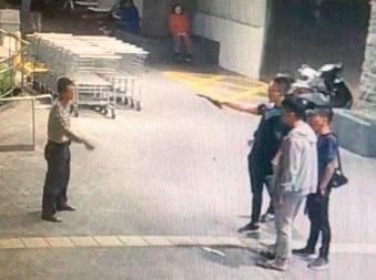 大伯陳文顓與侄子歸零在連鎖美式賣場狹路相逢，雙方互亮尖刀比劃叫囂，竟演變成砍人案件。 （讀者提供）