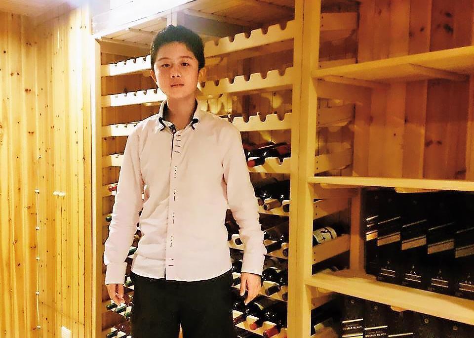孫安佐五官白淨清秀,且從小成績優異,熱衷研究軍火。(翻攝自孫安佐臉書)