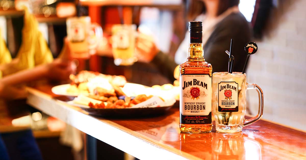 把冷藏過的杯子加入滿滿冰塊，倒入1/4杯的金賓美國波本威士忌，搭配1/8片的檸檬角，最後加入充滿氣泡的蘇打水，再輕輕攪拌一圈，才是一杯完美的金賓HIGH。