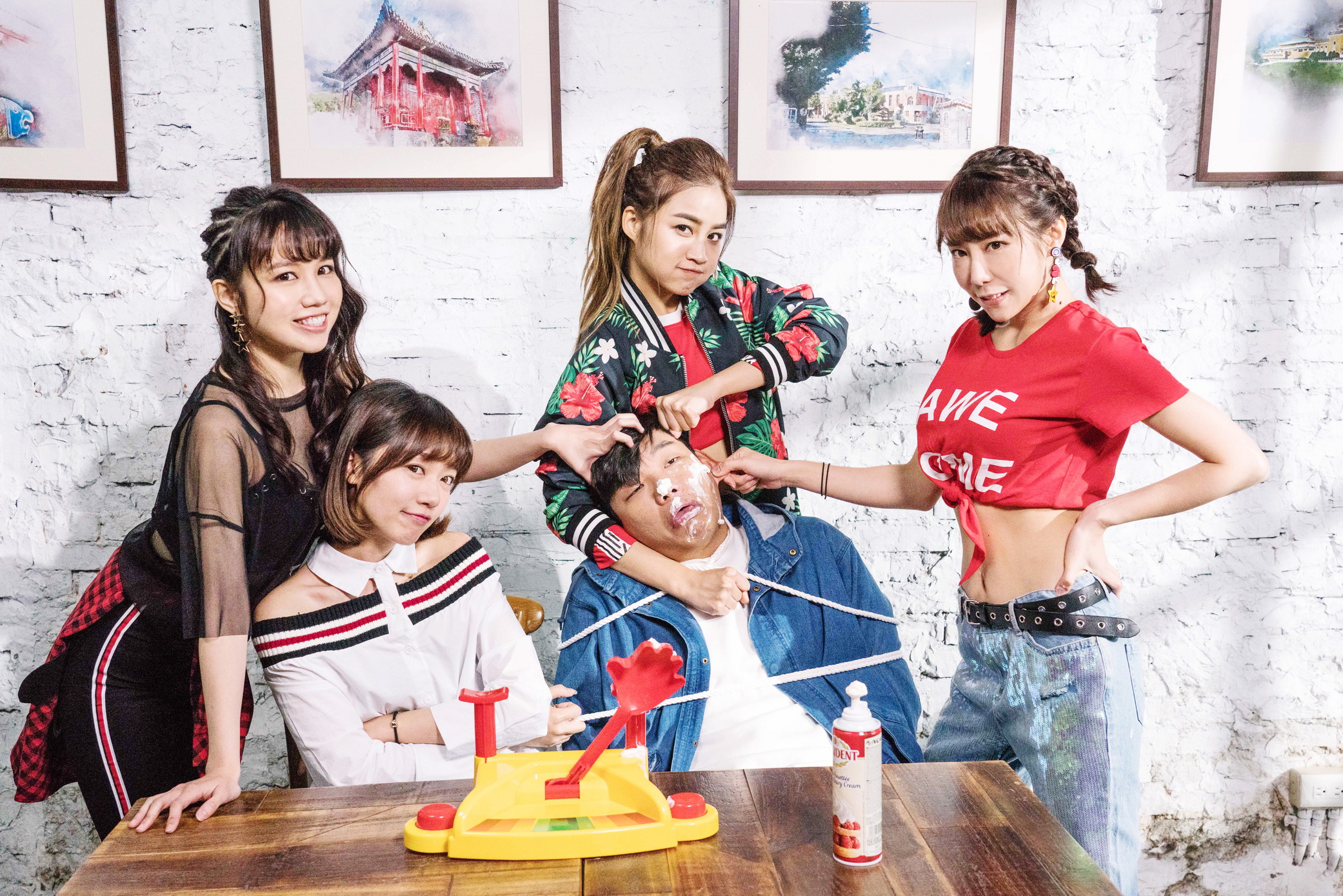 女團伊梓帆推出新歌〈Boy, Why Boy〉MV，找來好友入鏡聯手惡整壞男友。（錦嘉國際）