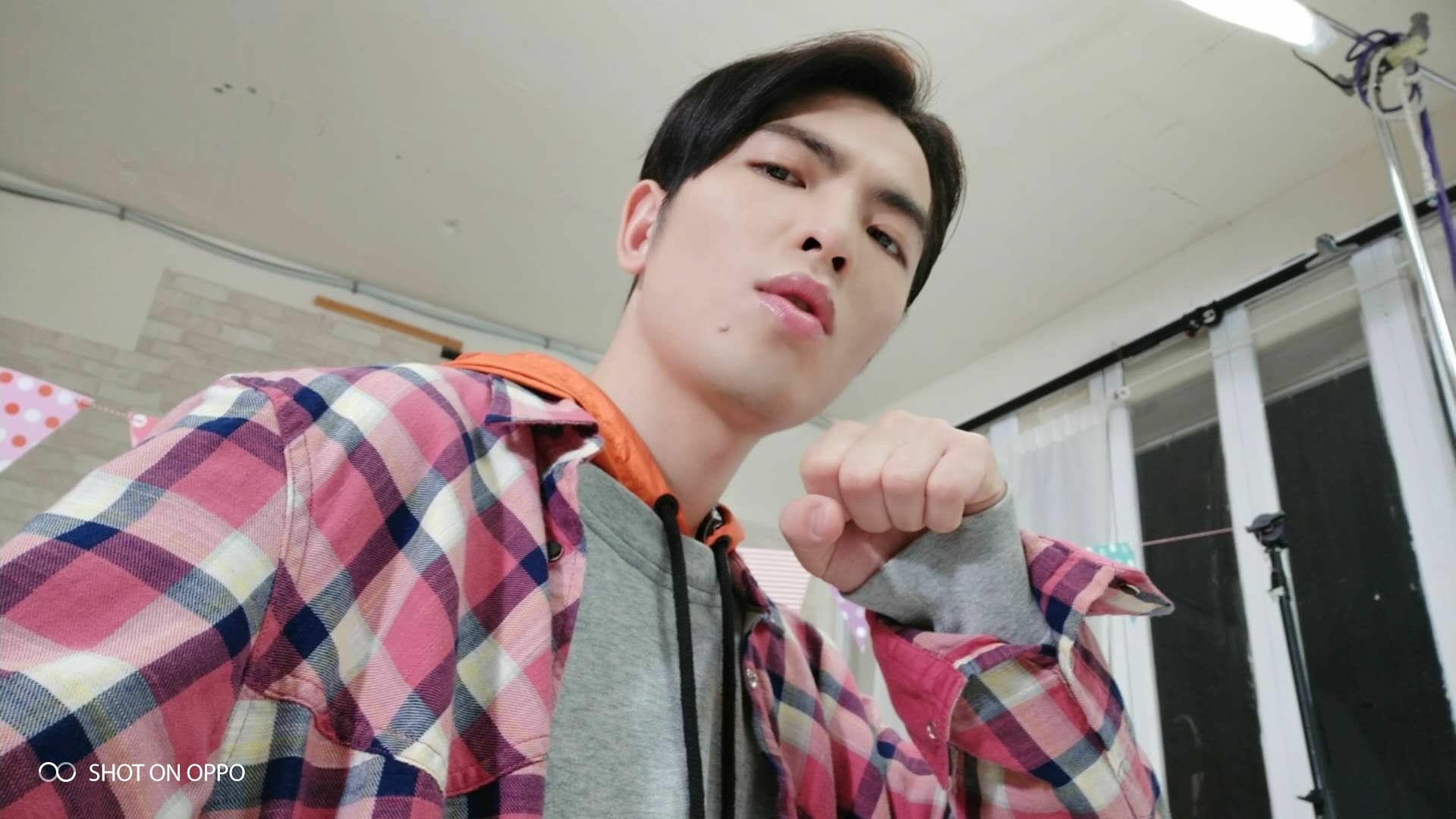 蕭敬騰低角度自拍秀出愛心鼻孔。（華納音樂提供）