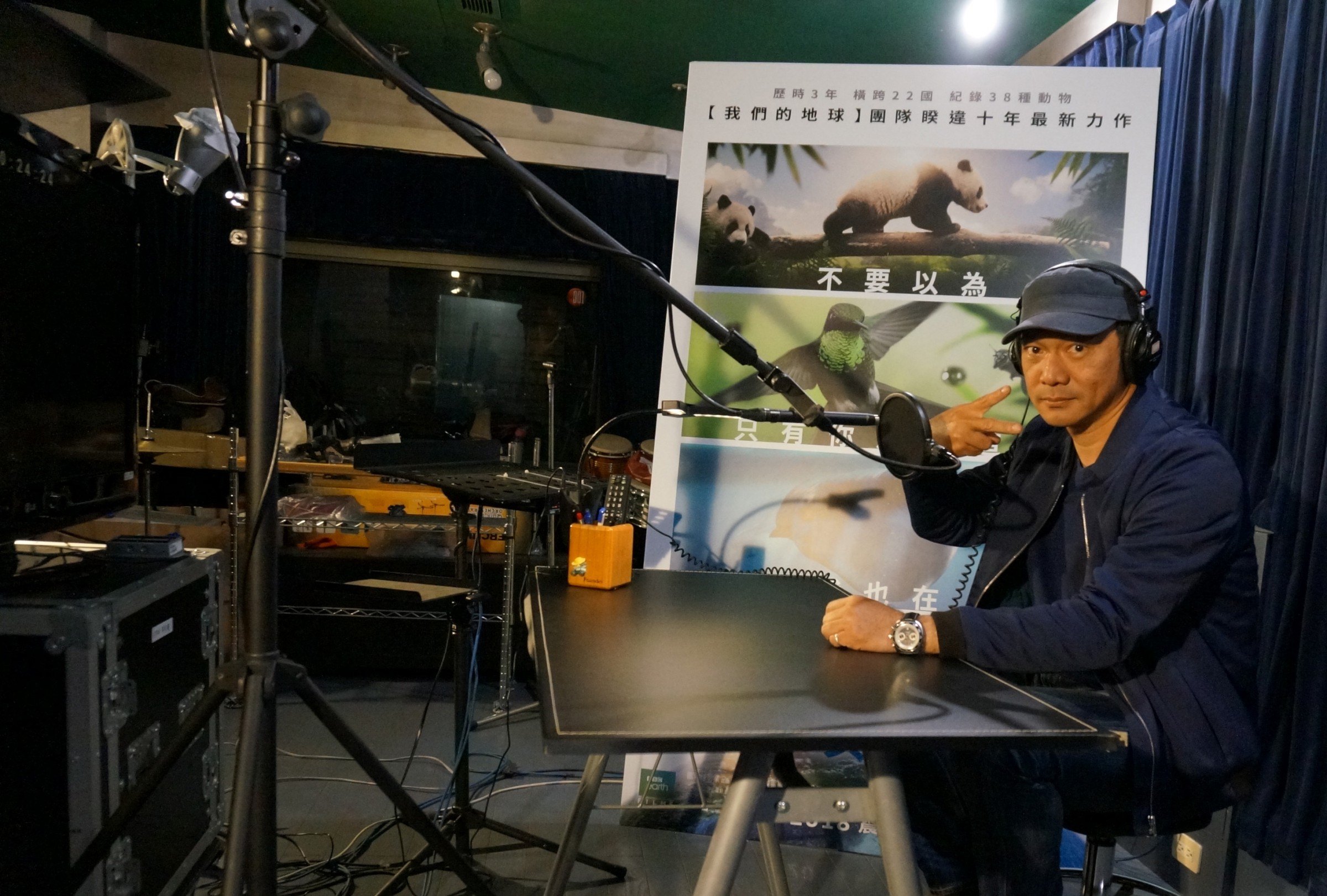 黃信堯以國台語雙聲帶配旁白，希望能以趣味喚起更多人對地球環境的關心。（甲上電影提供）
