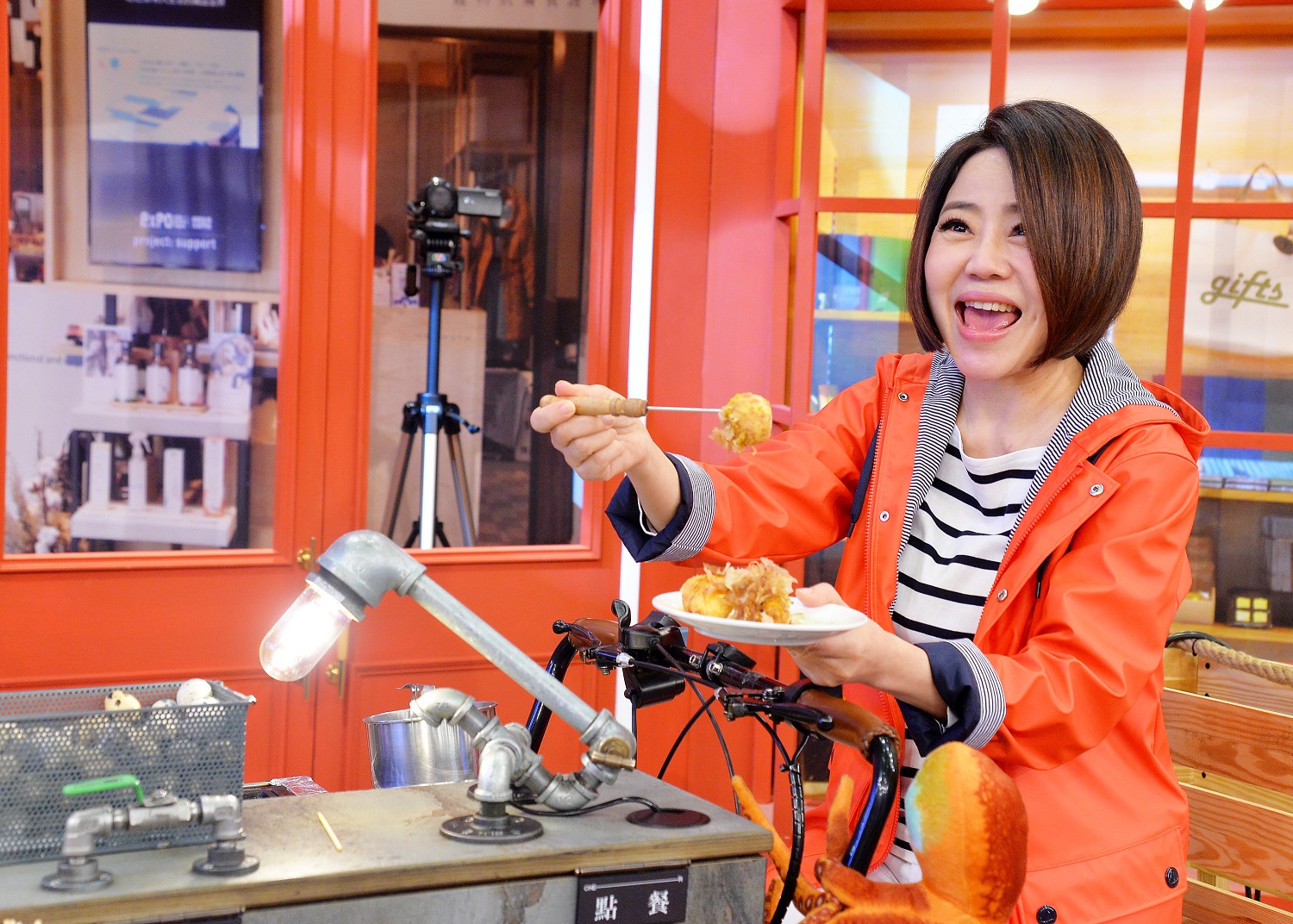 于美人品嘗全台餐車美食,吃得很開心。(衛視中文台提供)