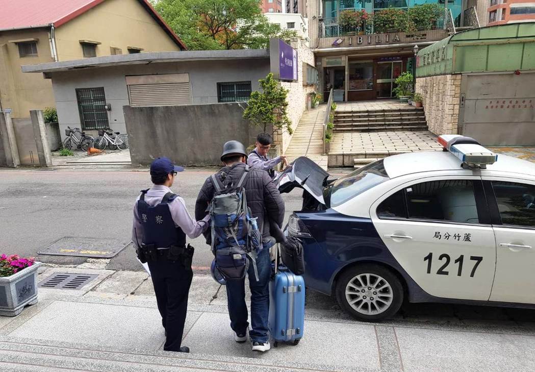 汪男頭戴鋼盔遭警方發現，也讓他通緝犯身分曝光。