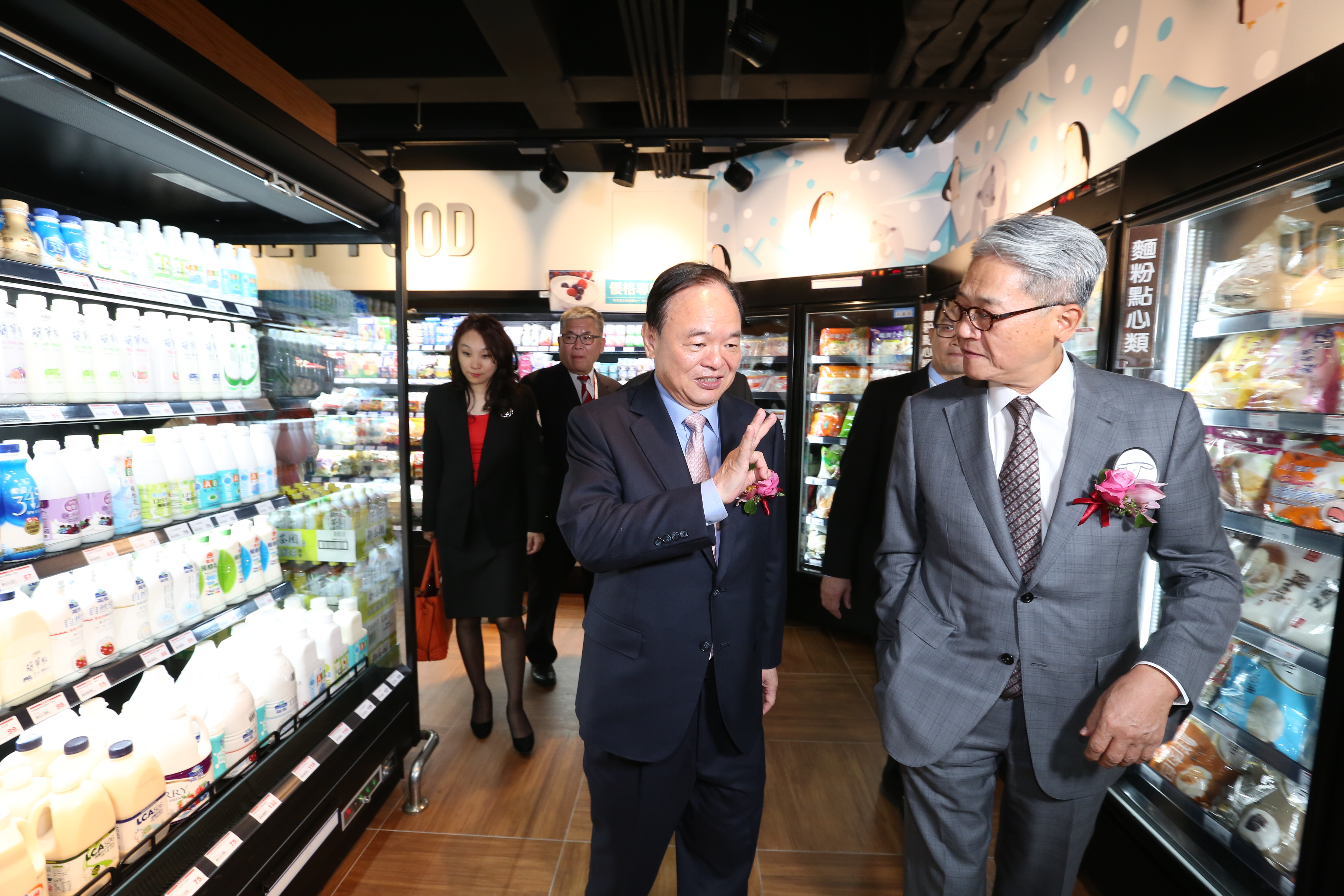 除了董事長林敏雄親自出席開幕儀式，身為輔大校友的台新金控董事長吳東亮也現身力挺。
