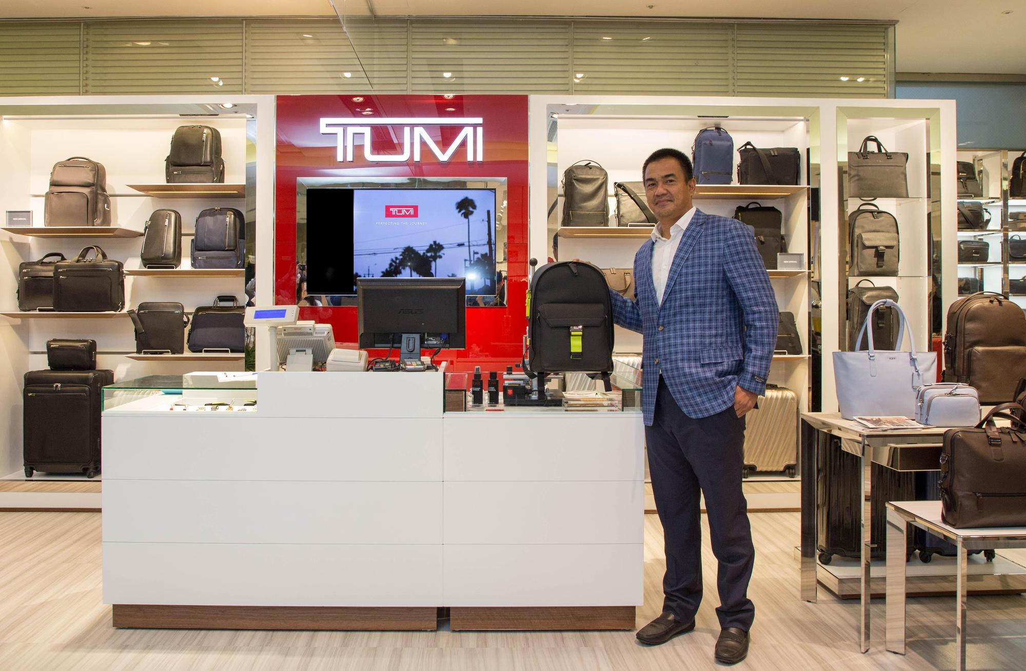 陳金鋒今天下午擔任TUMI的一日店長。(TUMI提供)