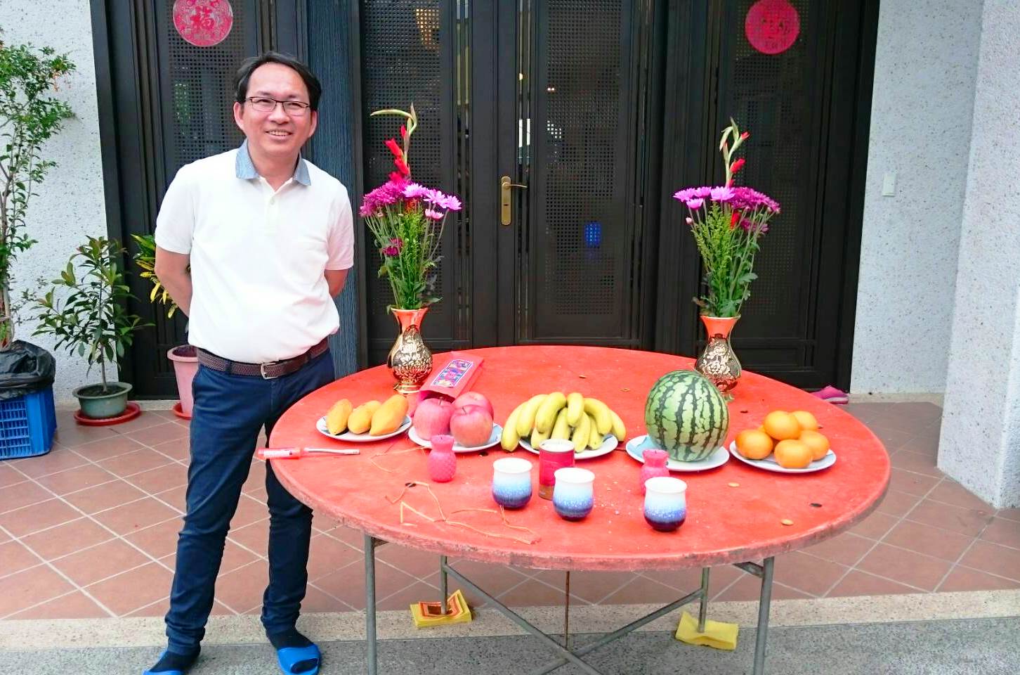 吳寶春今天現身屏東老家，和村民一起參加大拜拜。