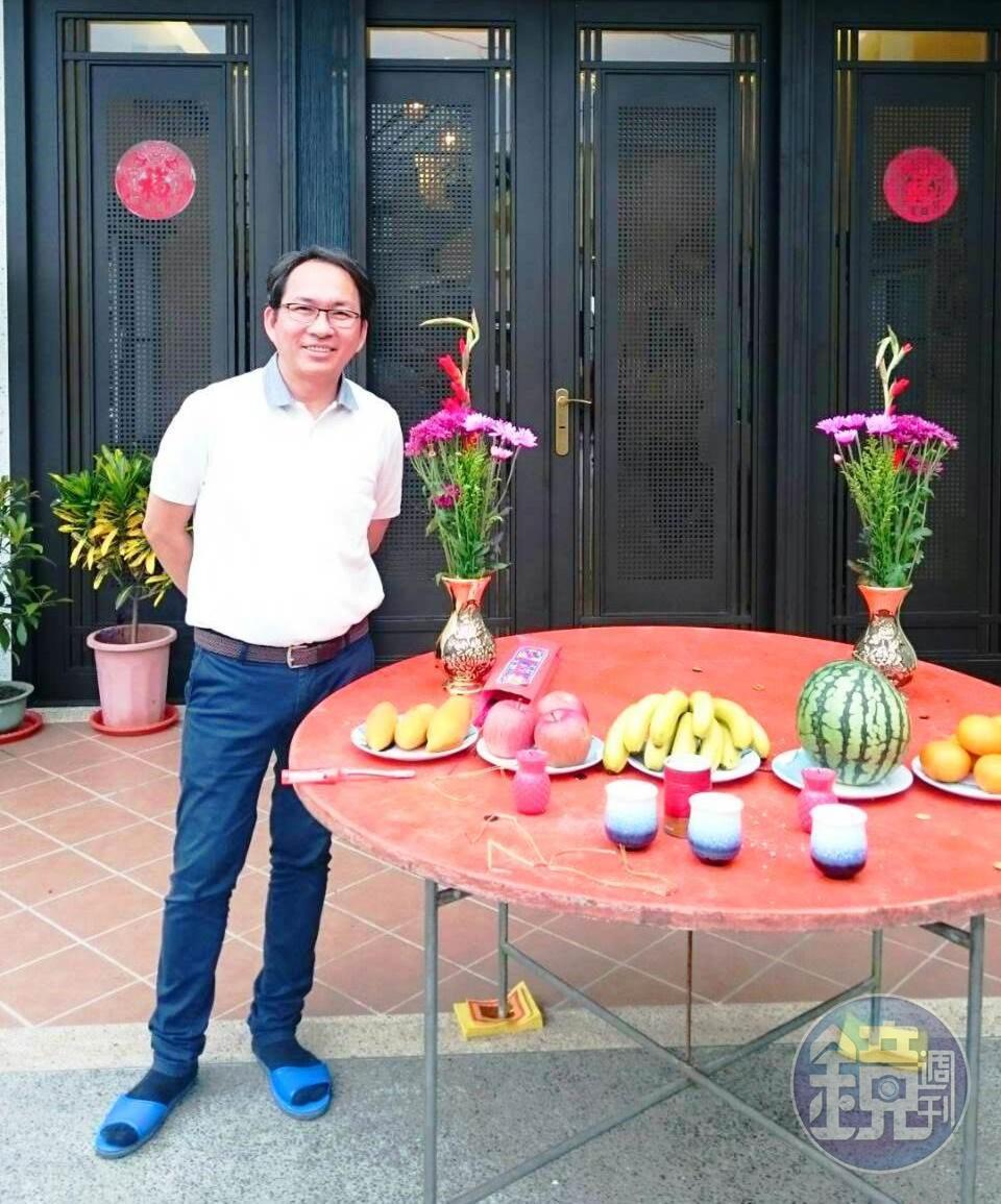 吳寶春今天現身屏東老家，腳上還穿著輕便拖鞋，和村民一起參加大拜拜。