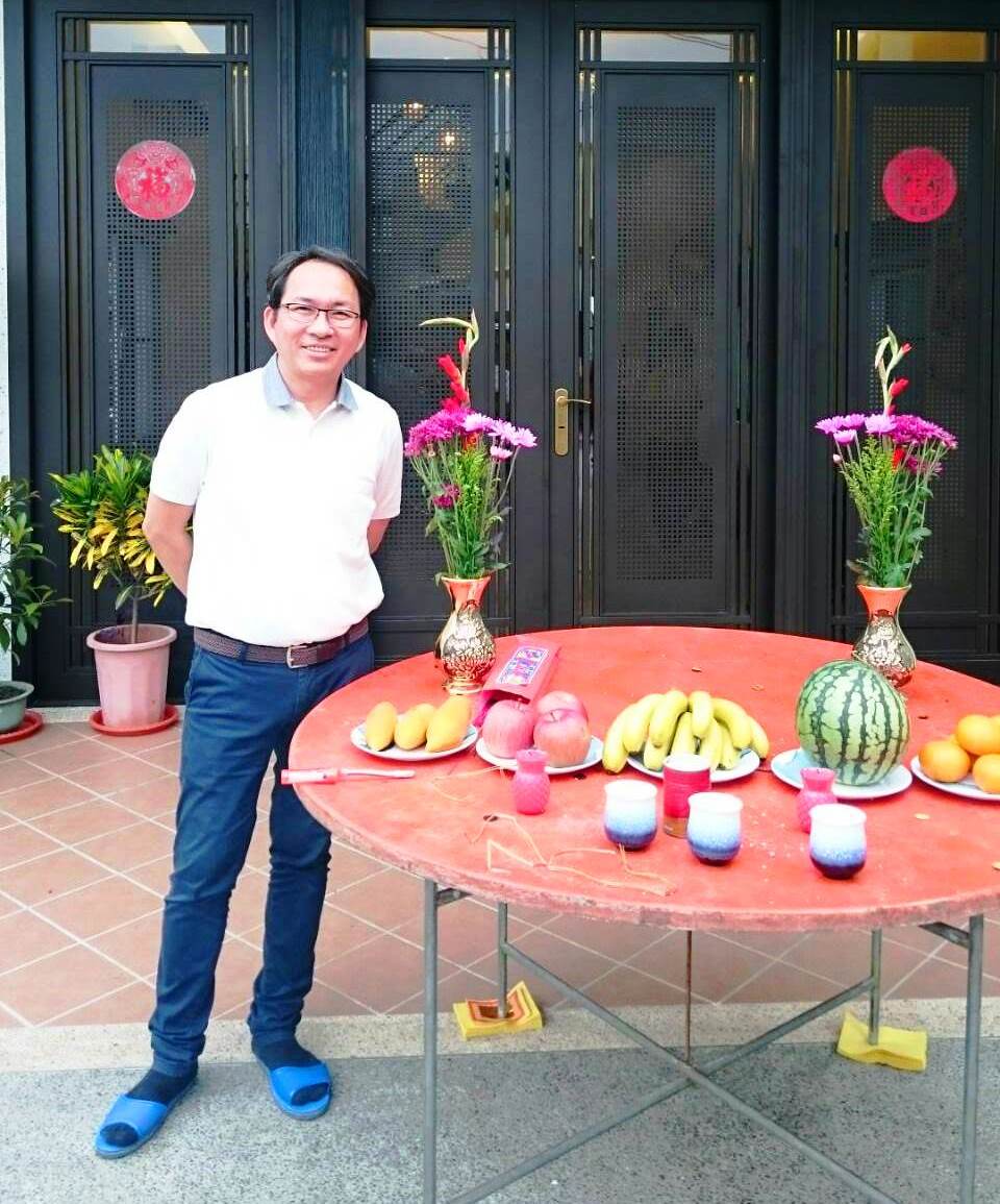 吳寶春今天現身屏東老家,腳上還穿著輕便拖鞋,和村民一起參加大拜拜。