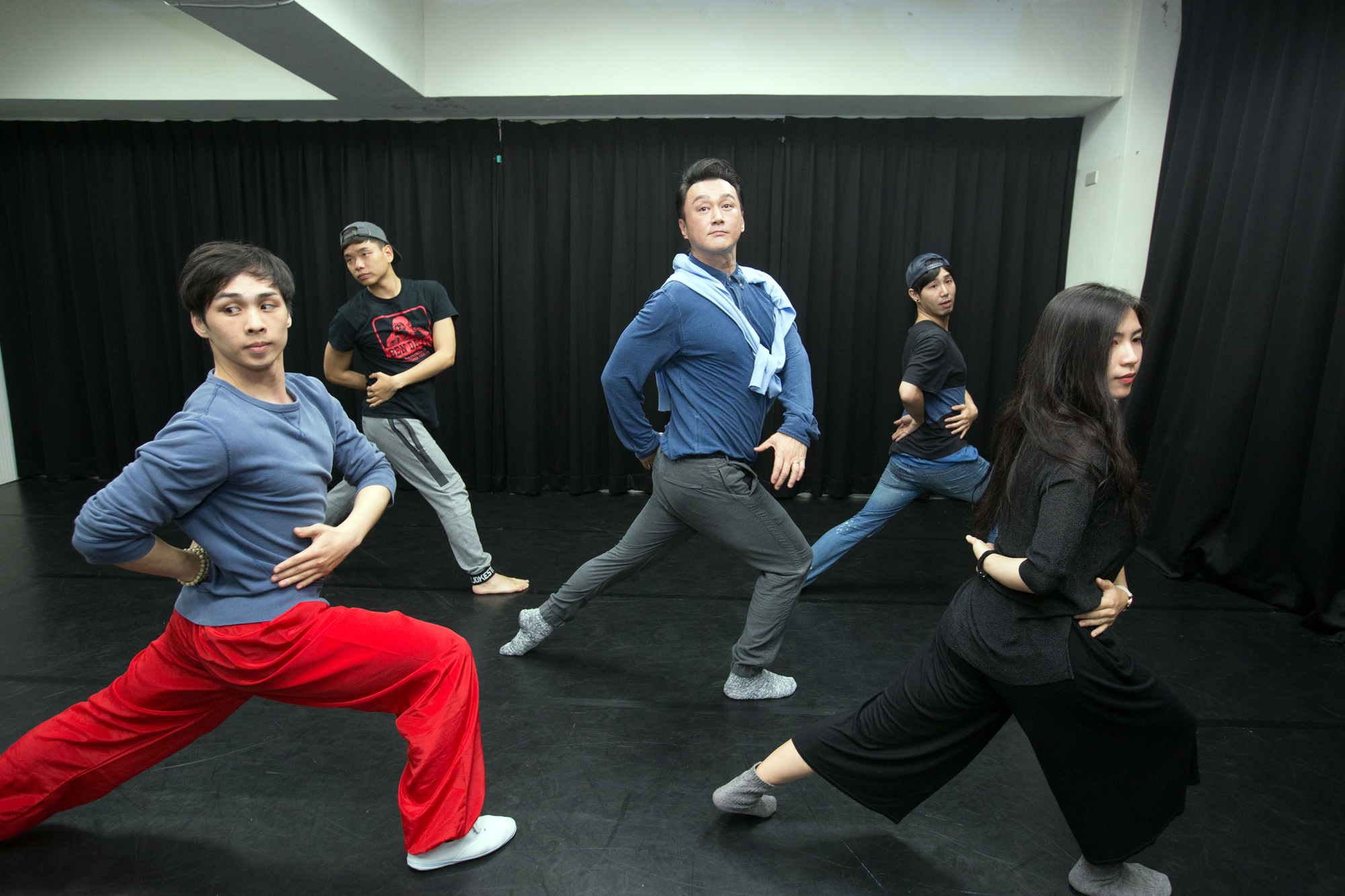 高人一等、身材挺拔的何篤霖(中)，不管站在哪裡，都是舞台上的焦點。