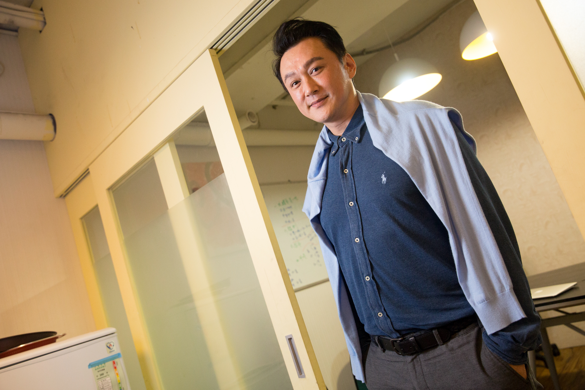 每積存到一筆錢，何篤霖就當做買房的頭期款，他說這是避免亂花、強迫儲蓄的方式。