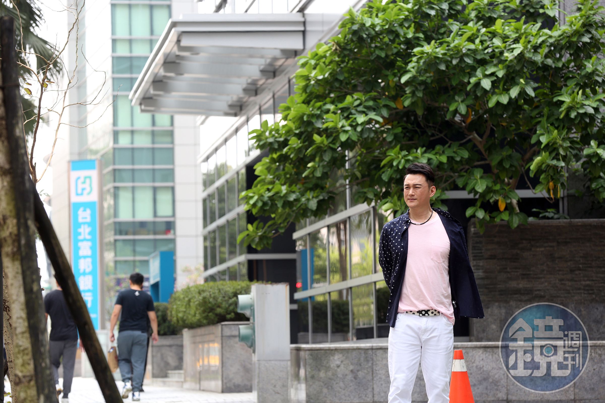 商辦成為何篤霖後期的房地產投資標的，因為出租和管理都方便，也能省裝潢費。