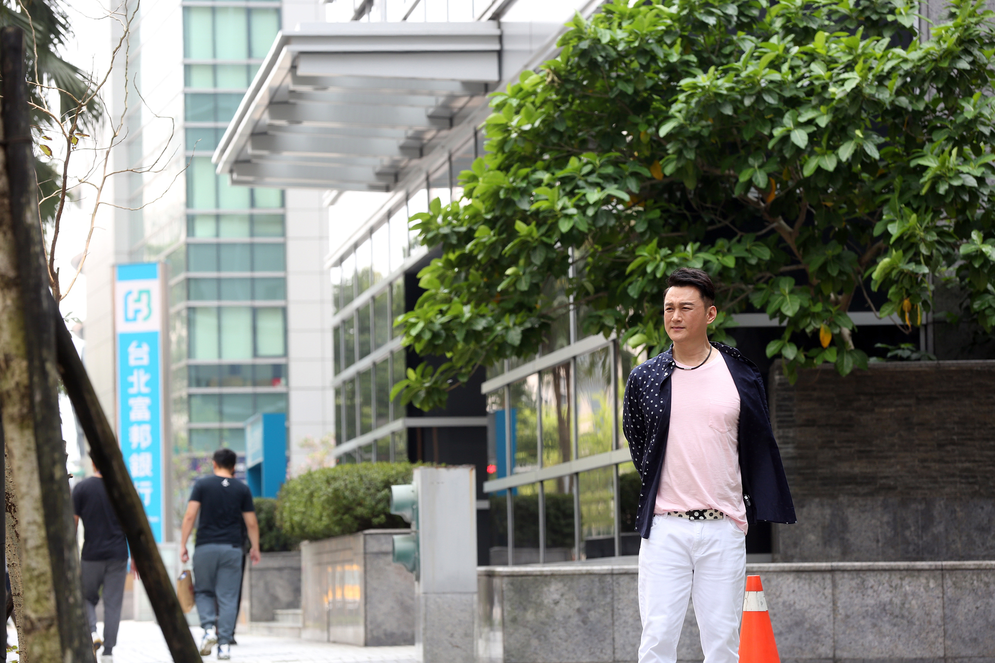 商辦成為何篤霖後期的房地產投資標的，因為出租和管理都方便，也能省裝潢費。