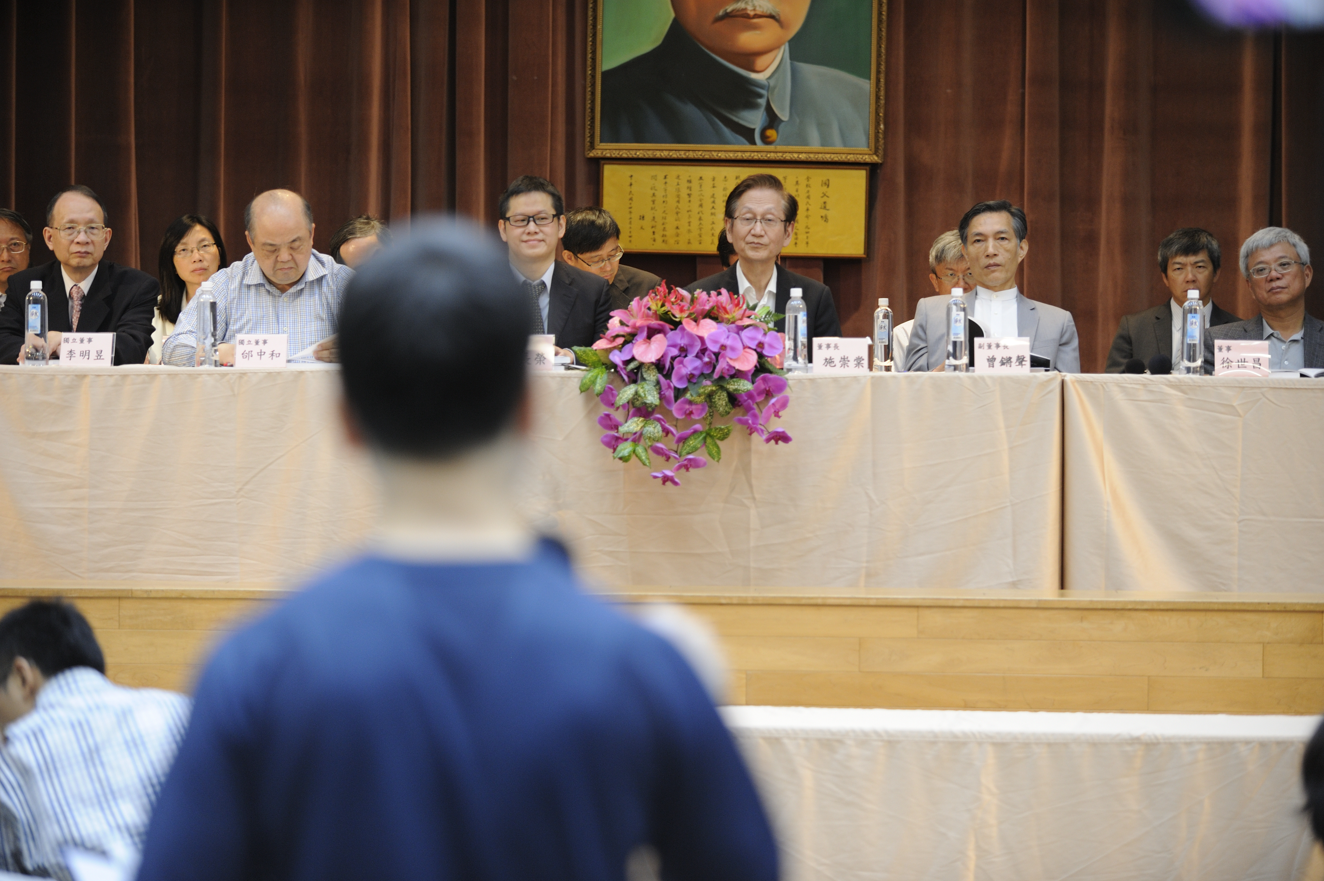 18日下午華碩緊急召開臨時董事會，最後施崇棠決定留下續任董事長，準接班人徐世昌升任副董事長，原副董曾鏘聲則續任集團總裁。