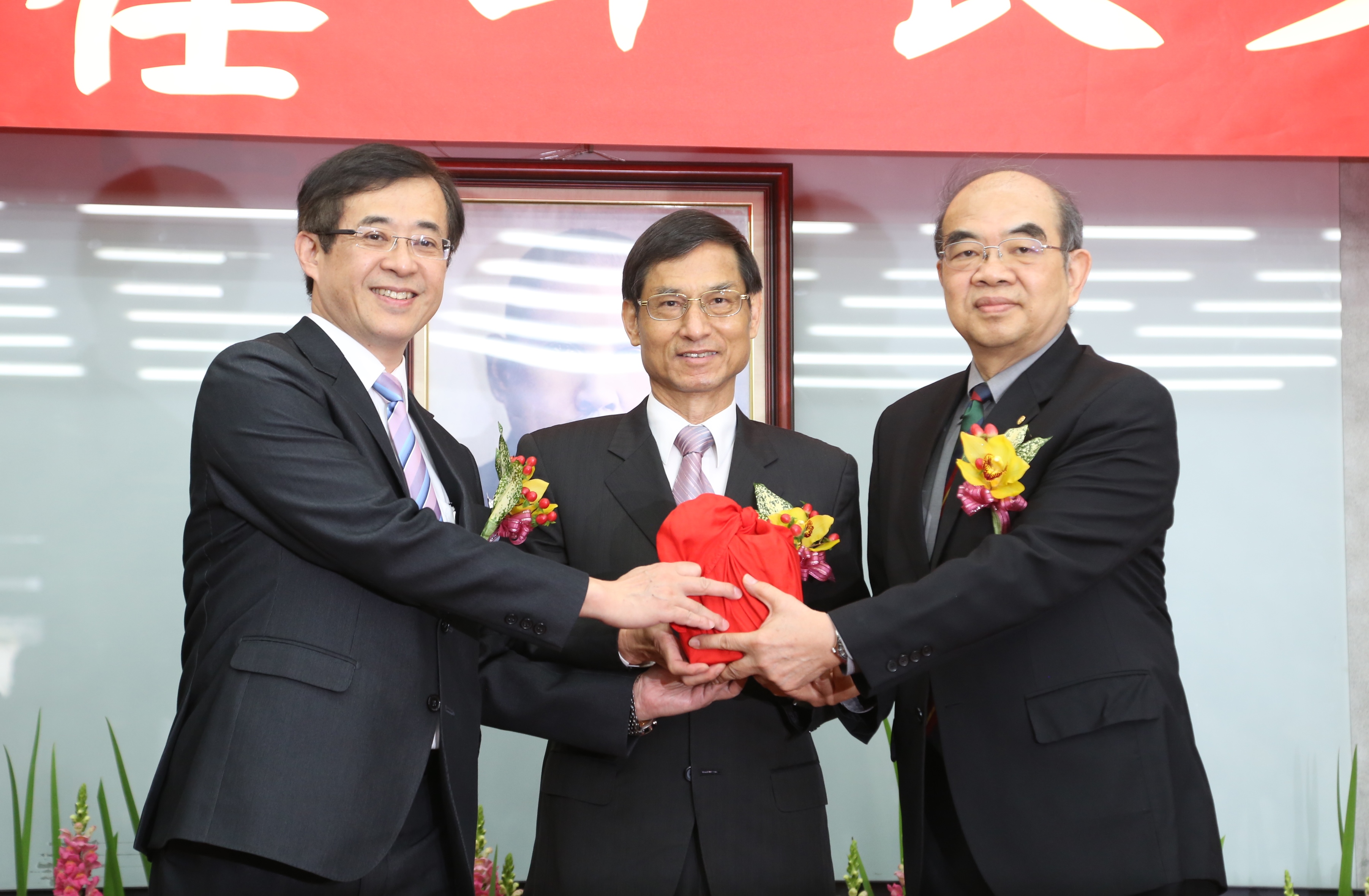 新任教育部長吳茂昆（右一）從行政院政務委員林萬億（中）手中接下印信，走馬上任教育部長立即要處理管中閔案。（教育部提供）