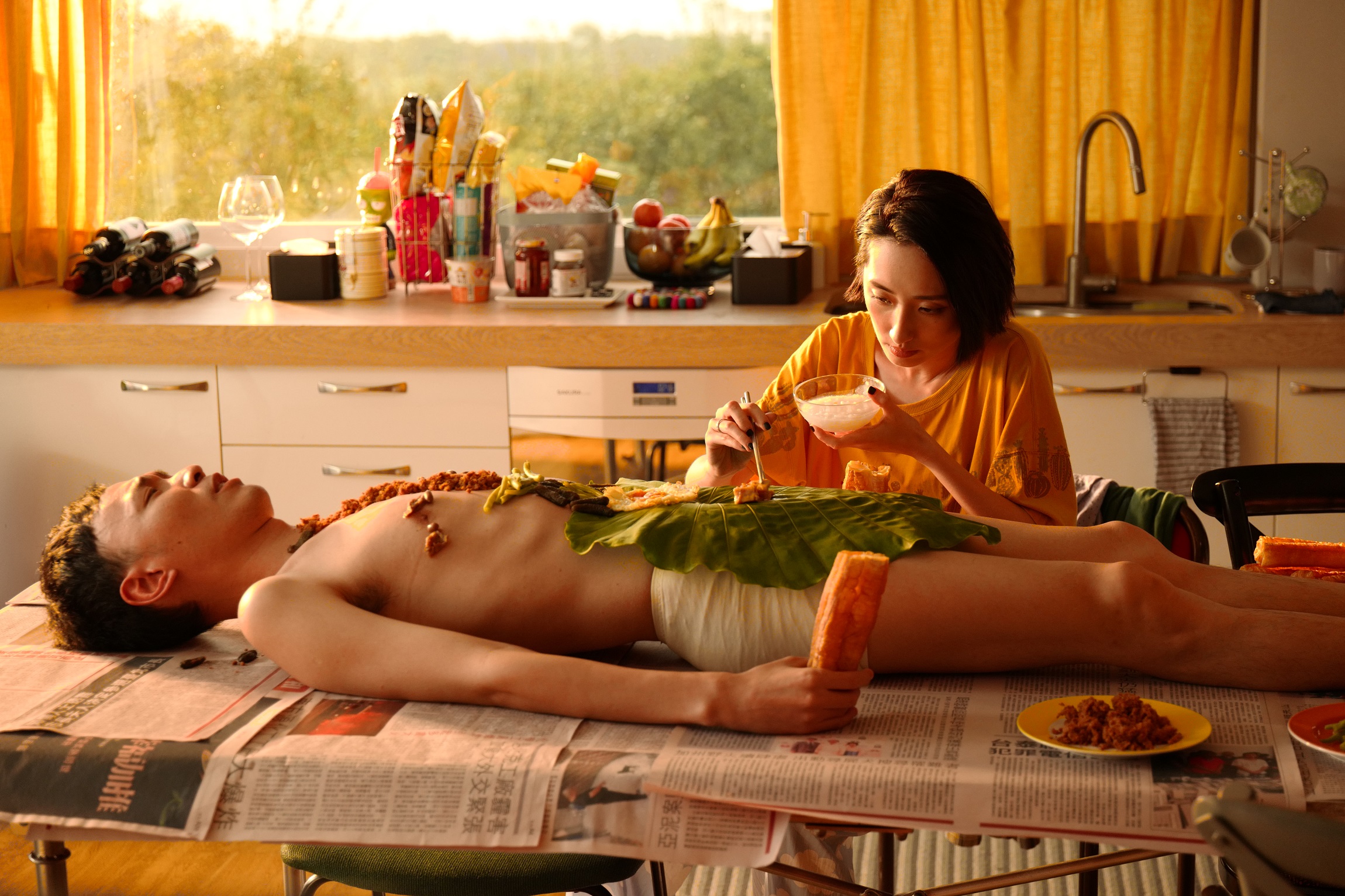 裸體早餐吃的是曖昧清粥小菜，橋段算是很特別。（威視提供）