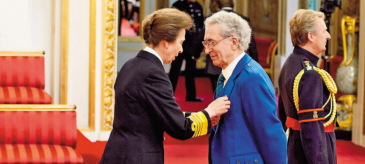 丹尼斯馬康(左2)2016年榮獲大英帝國官佐勳章(Officer of the Order of the British Empire,簡稱OBE),為他對威士忌產業以及斯佩塞地區的貢獻致敬。