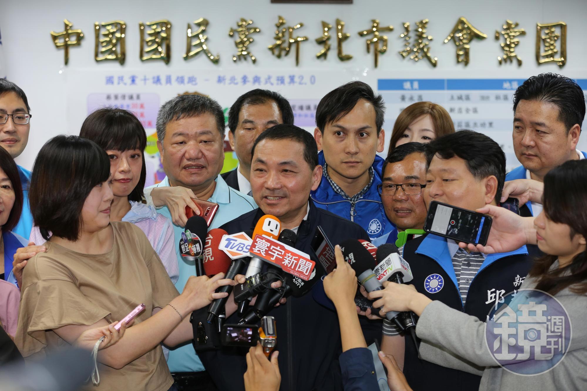 侯友宜遭爆料擔任刑警時,曾對遭國民黨列「黑名單」的台獨人士用刑,他對過去作為遭起底並未否認,還呼籲每個時代都要向前看。