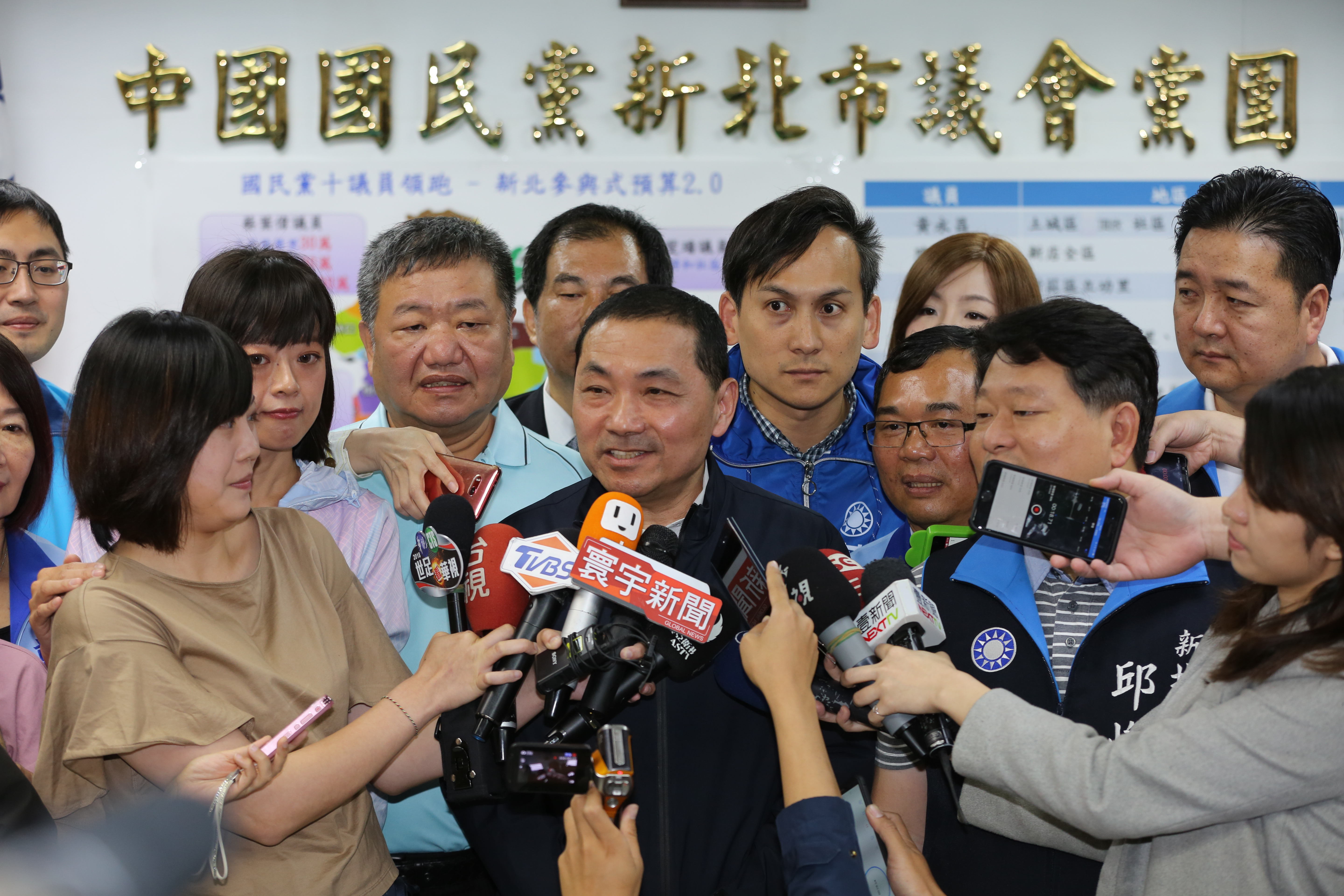 侯友宜遭爆料擔任刑警時，曾對遭國民黨列「黑名單」的台獨人士用刑，他對過去作為遭起底並未否認，還呼籲每個時代都要向前看。