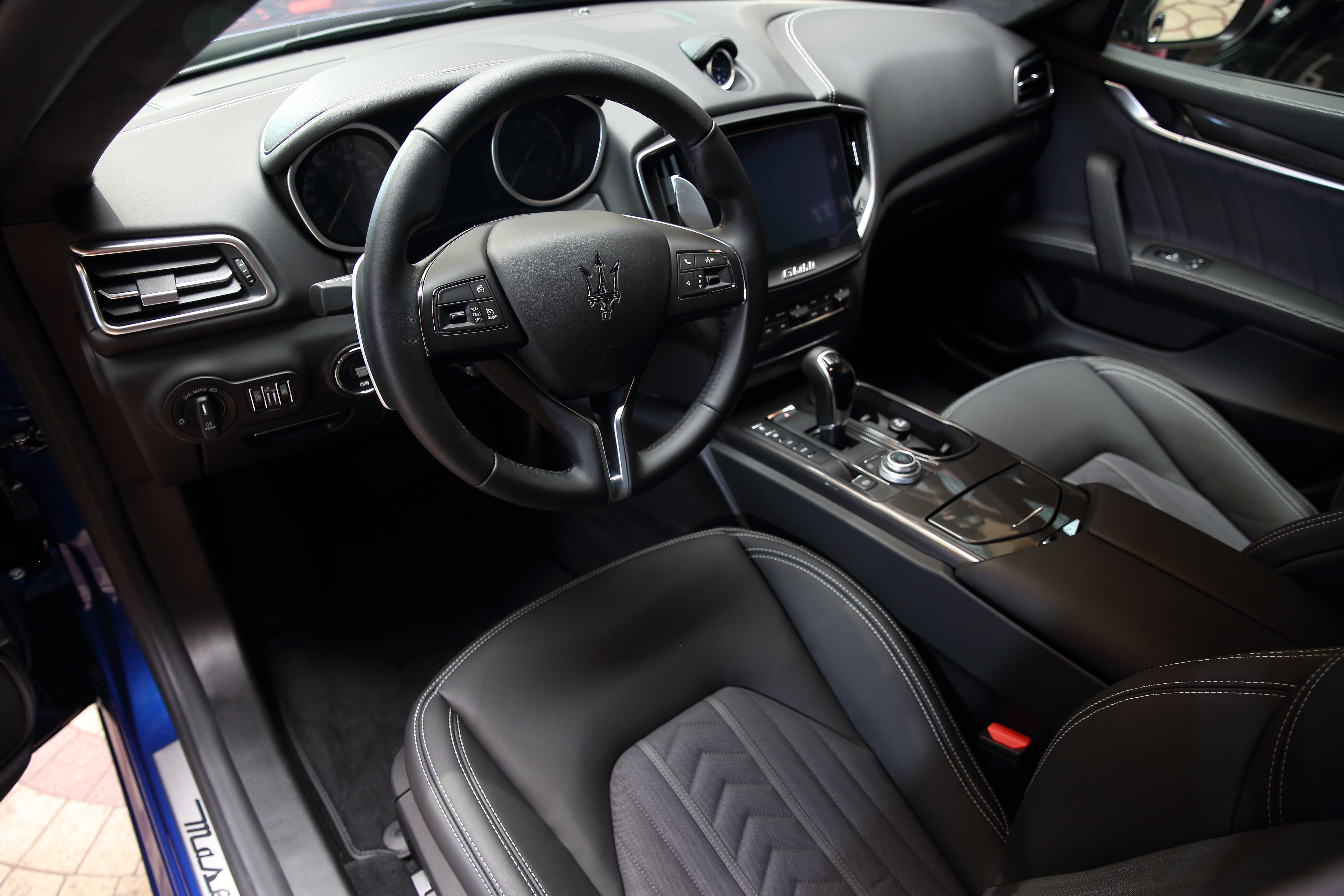 Maserati各車型的內裝上，車主可選擇紅、黑或駝色等3種頂級皮革。