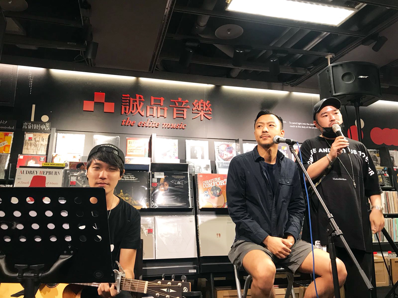 賴慈泓推出新專輯《別來無恙》，日前在誠品書店展開巡迴座彈會。（混血兒娛樂）