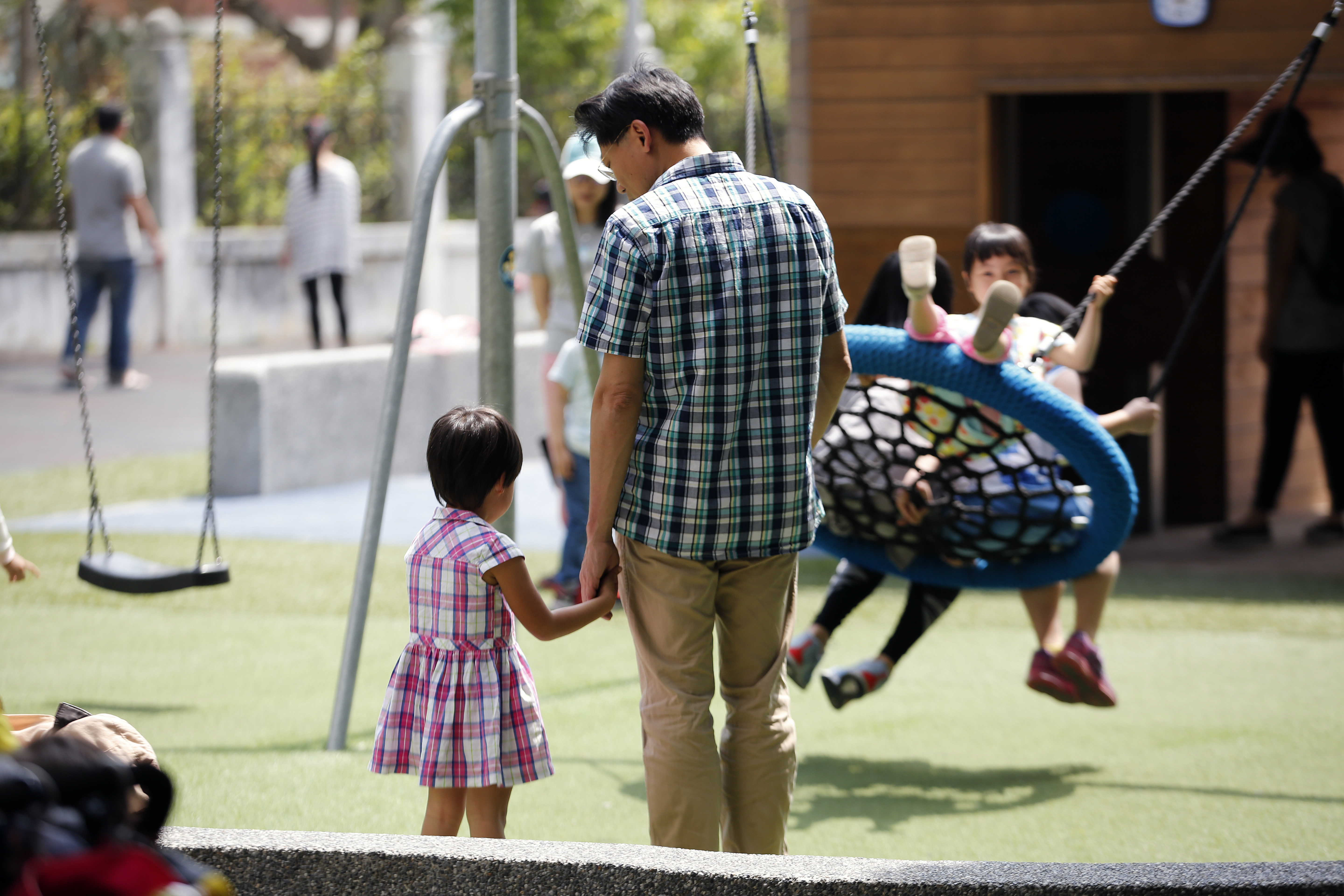 小燈泡離去後，劉大經更珍惜陪伴孩子的時光。公園裡他牽著小海豹，耐心傾聽小海豹說話。