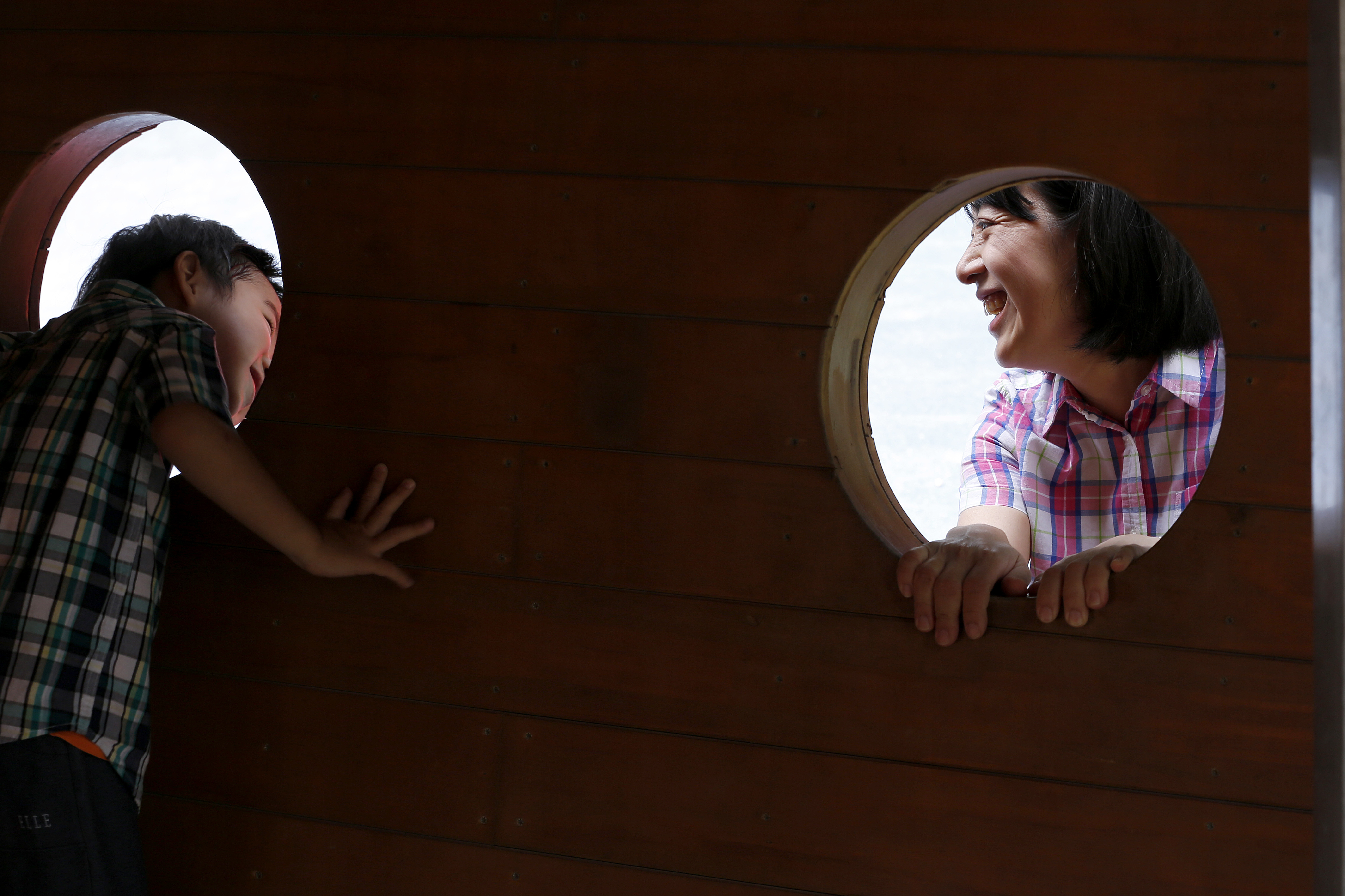 二年前，小鯨魚的個性敏感內向，現在開始對世界好奇，變得活潑、愛笑。