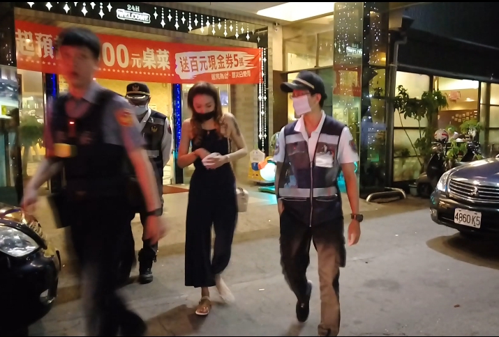 女子手指和大腿被玻璃劃傷,警消將她送醫。(警方提供)