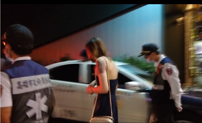 面貌姣好皮膚白皙，穿著黑色長裙、側面露出刺青吳姓女子參加慶生趴，男友不滿女友被人緊盯著看，上演全武行。（警方提供）